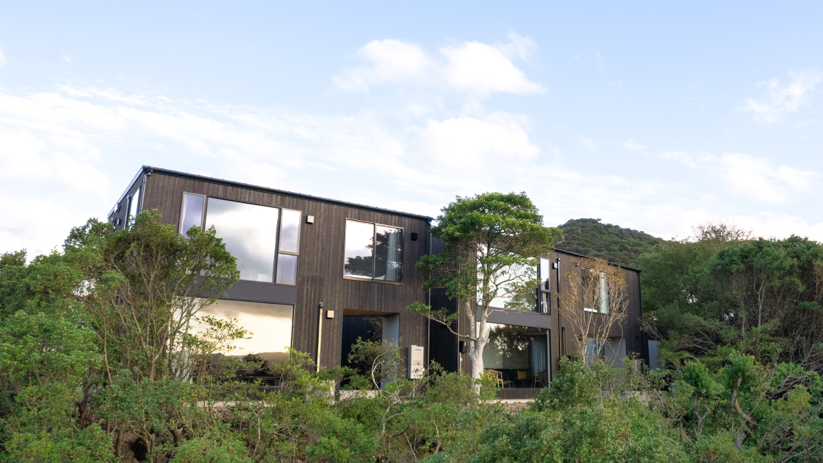 designer's villa EDGE — 兵庫県南あわじ市福良 · 平松克啓設計、福良湾を望む三角屋根の貸別荘2棟