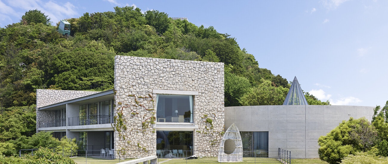 ベネッセハウス Museum — 直島南端の崖上に建つ1992年開業の美術館併設棟、安藤忠雄設計