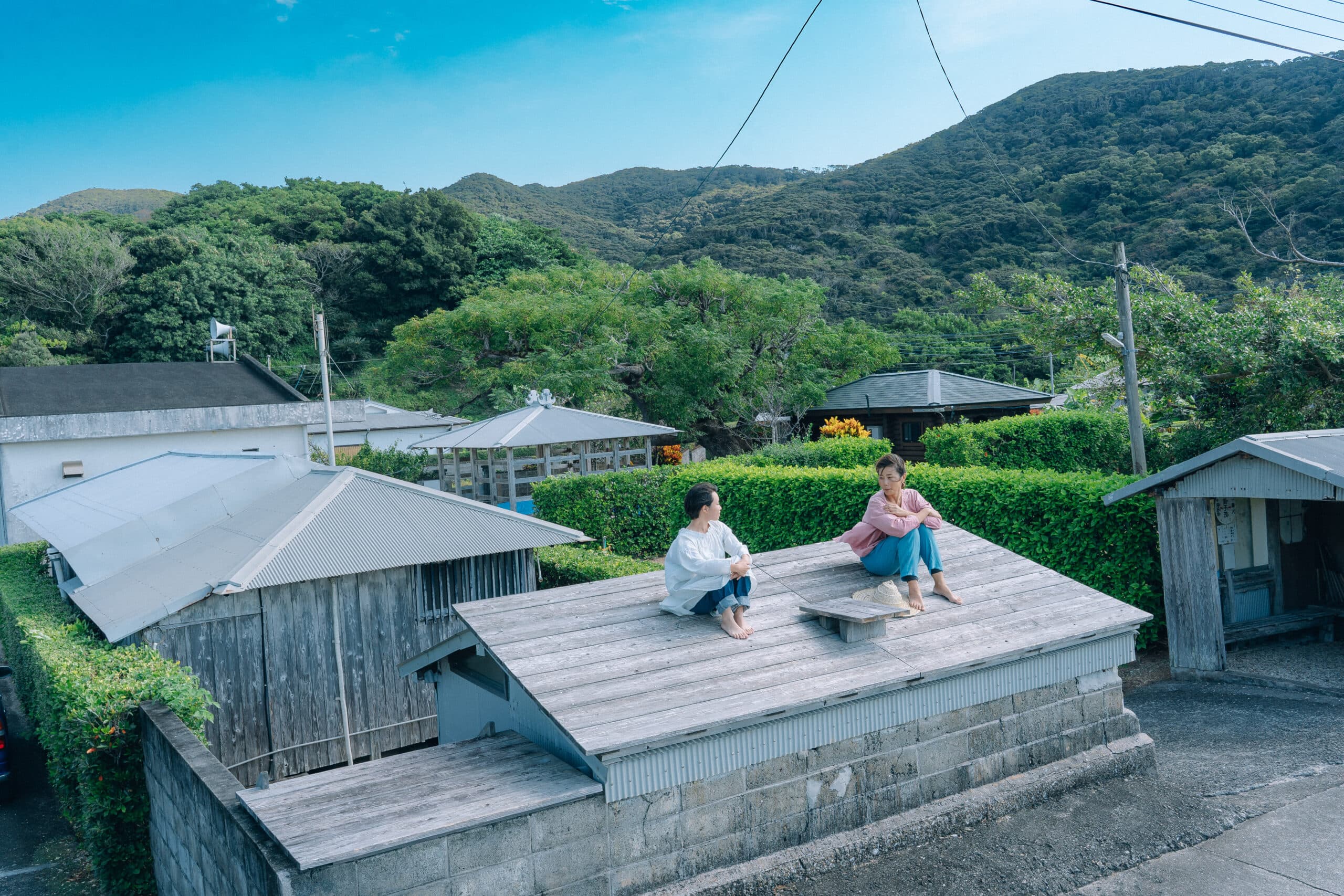 伝泊 海みる屋根の宿 — 加計呂麻島須子茂集落 · 月桃葺き屋根の再生古民家、白浜と海峡を望む一棟貸し