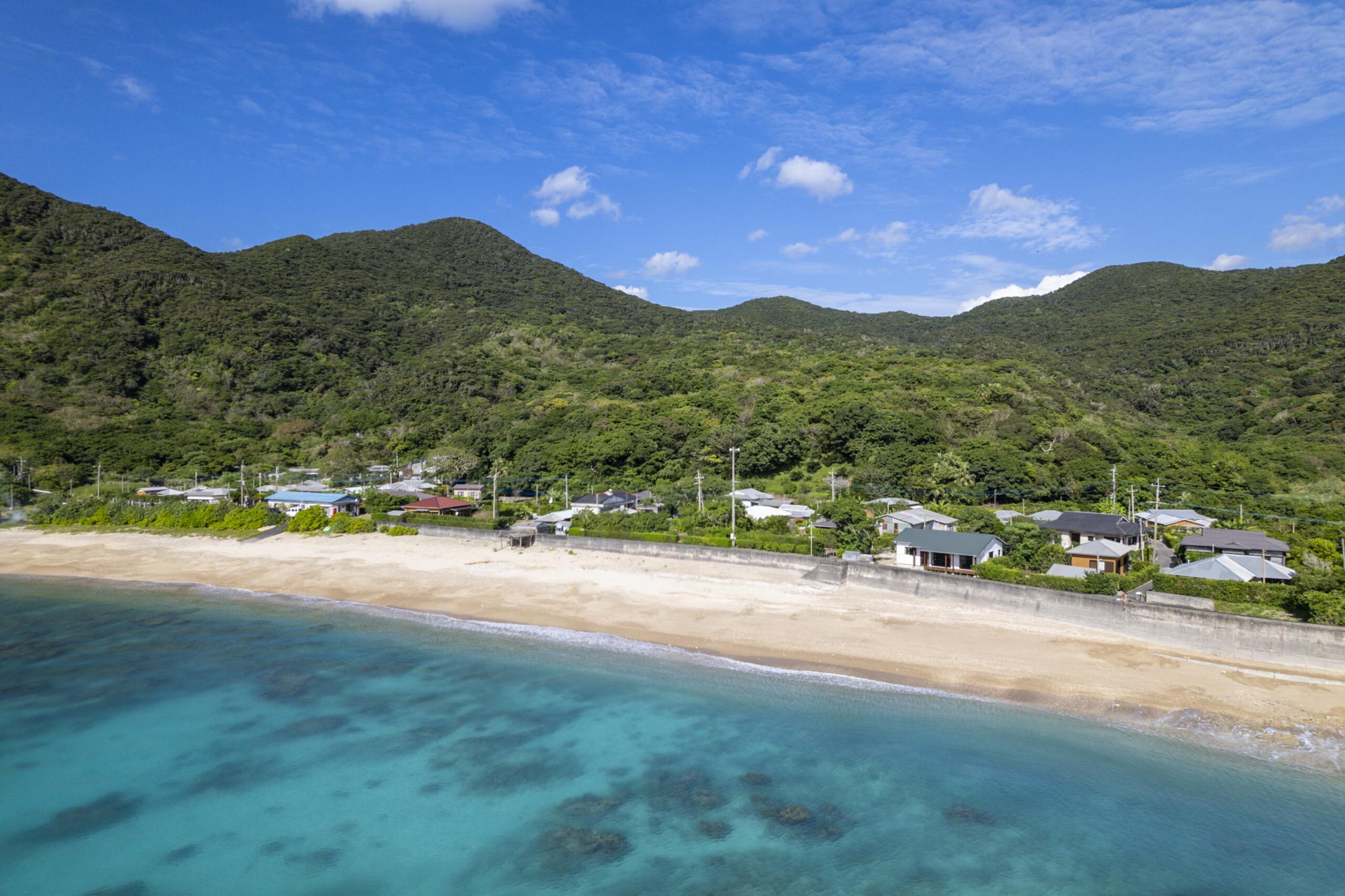 WOODVILLE HOUSE KAKEROMA — 加計呂麻島須子茂 · 海面と同じ高さに建つ平屋の木造一棟貸し