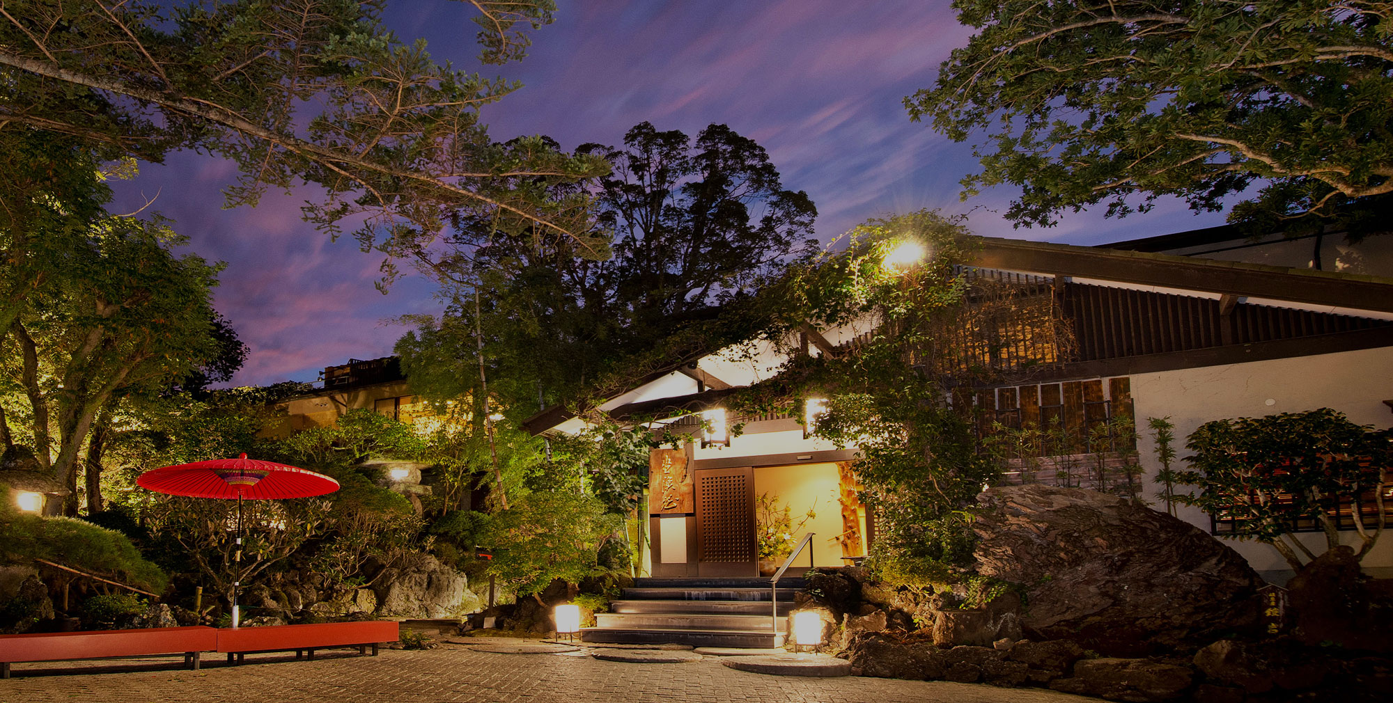 ABBA RESORTS IZU 坐漁荘 — 伊東赤沢 · 6000坪の森に灯る薄暮、相模灘へ降りる隠れ家
