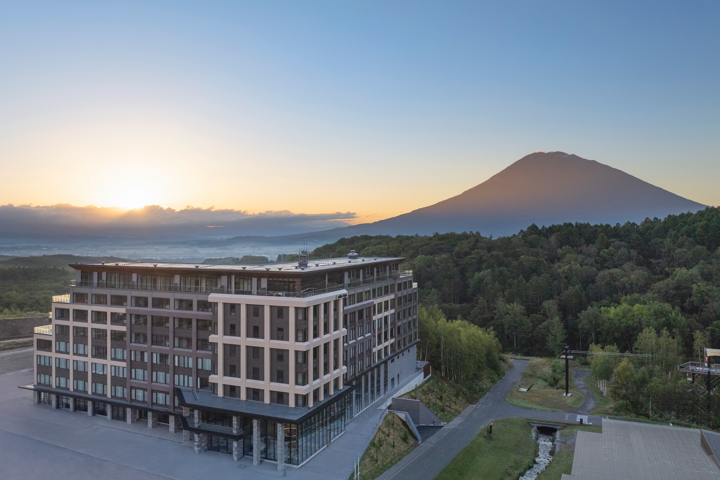 Nikko Style Niseko HANAZONO — 倶知安町 HANAZONO · 夏の緑のニセコと Annupuri 連峰