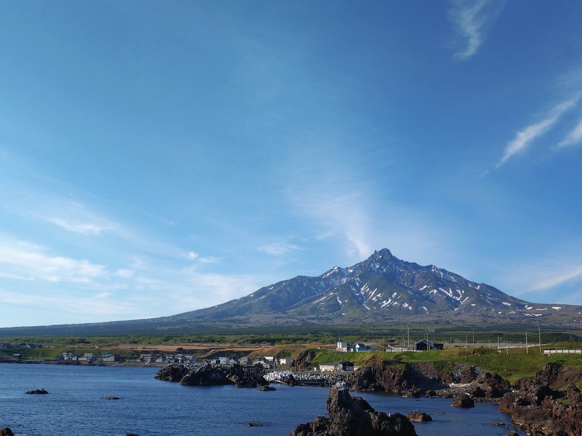 利尻富士観光ホテル — 利尻島・鴛泊 · 海越しに望む利尻山の景観