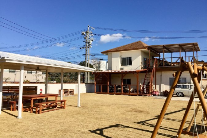 SHIMA BOAT HOUSE — 三重・賢島の旧ボートハウスを改装した一棟貸しの外観、薪ストーブを備えた7寝室の宿