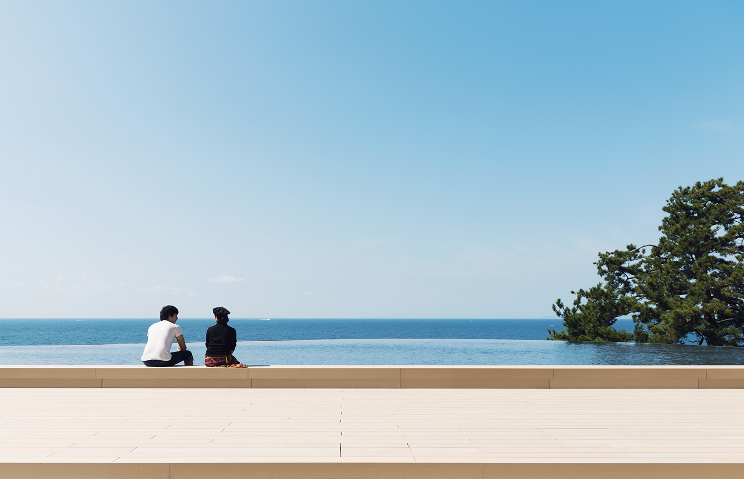 SHIRAHAMA KEY TERRACE ホテルシーモア — 白浜町・湯崎 · 入江に張り出す海前デッキとインフィニティ足湯