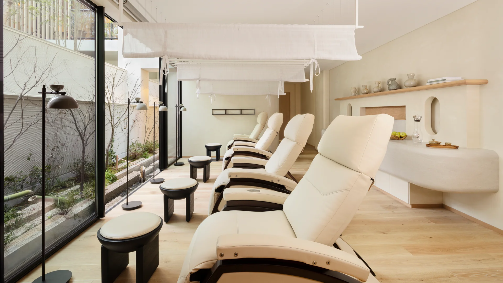 Six Senses Spa Kyoto — Biohack Recovery Lounge の内観