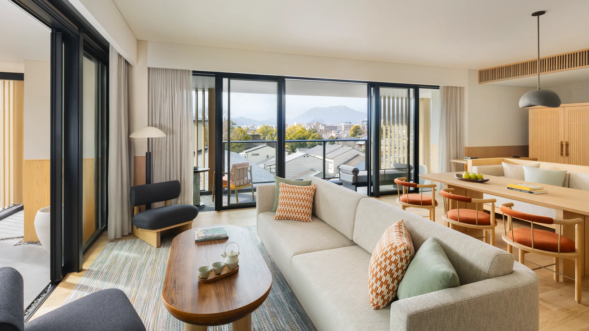 Grand Premier Suite — 平安期の意匠を抽象化した居間