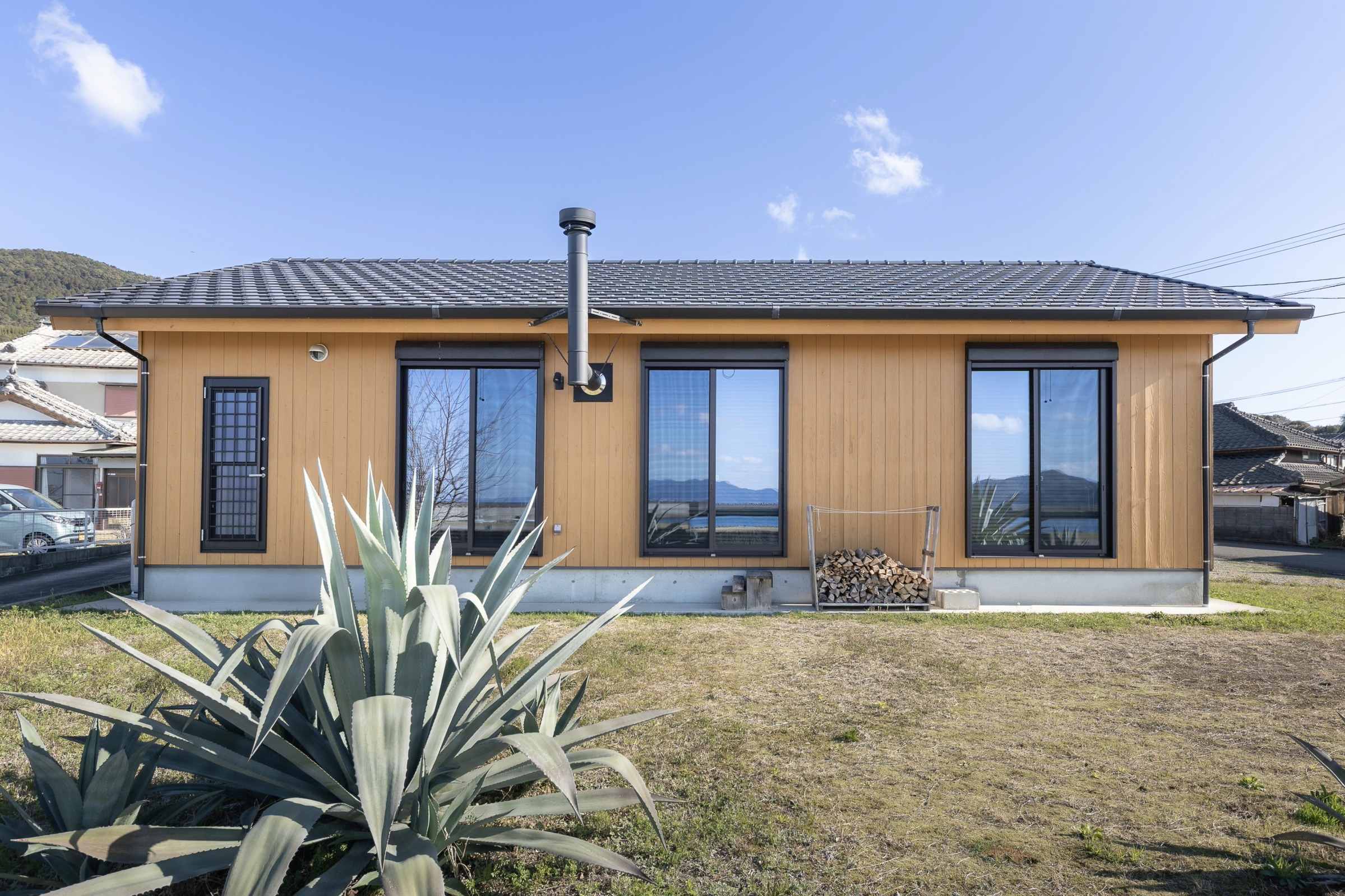 amakusa retreat house — 天草市倉岳町宮田、不知火海と倉岳山を望む木造平屋の貸別荘外観