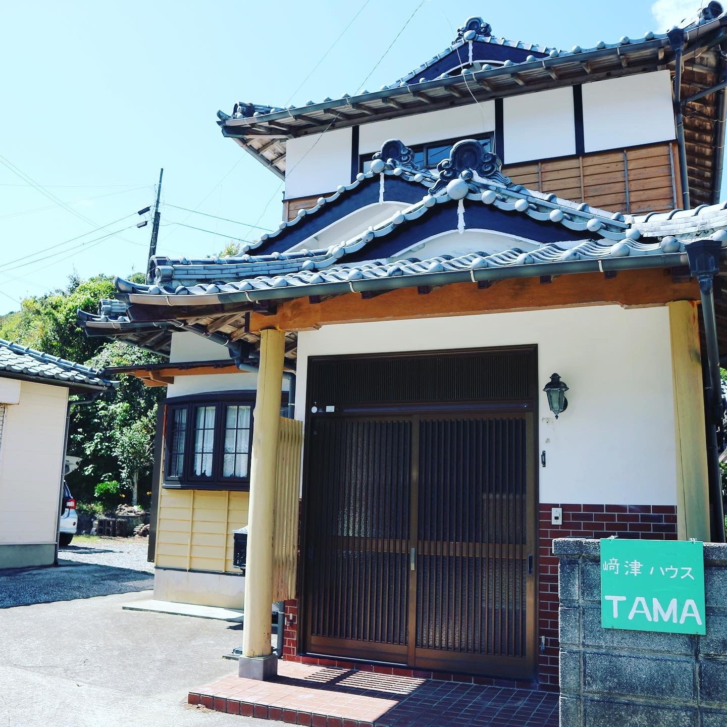 﨑津ハウスTAMA — 天草市河浦町崎津、世界文化遺産集落に建つ瓦屋根の改修古民家外観