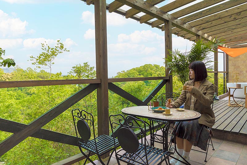 Vigan Ocean villa — 上天草市大矢野町登立、有明海を望む岬のヴィラのウッドデッキとパーゴラ