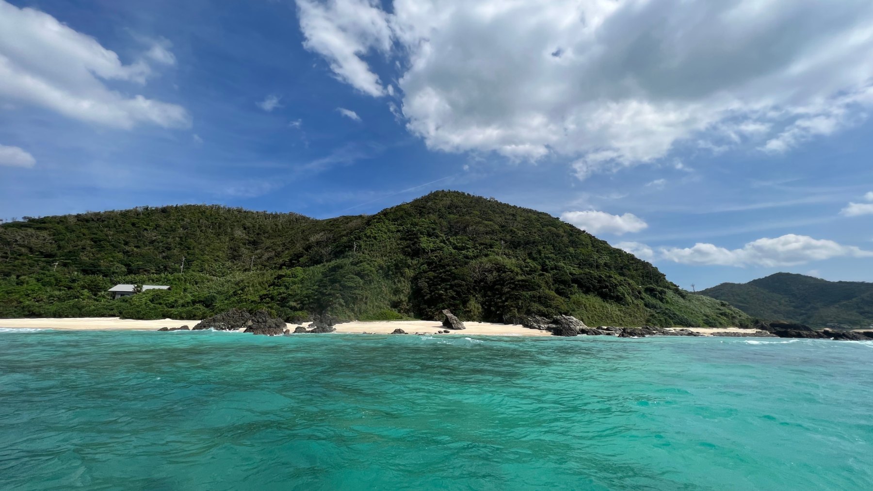 isola villa amami — 奄美大島・龍郷町芦徳 · 芦徳ビーチに面した一日一組のプライベートヴィラ
