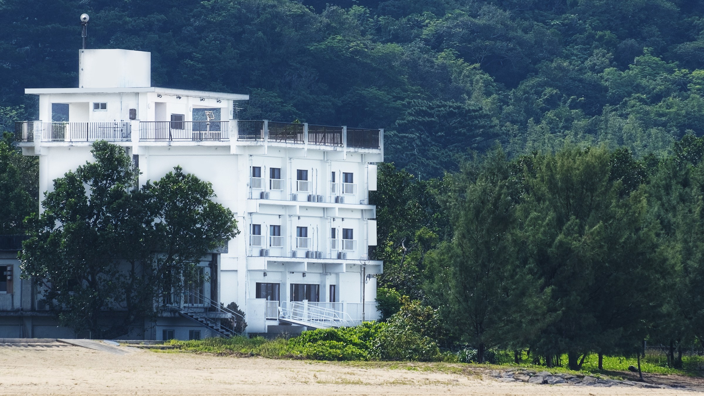 ホテル星立 西表島 — 西表島上原・星立集落のプライベートビーチに面した小規模リゾートの全景