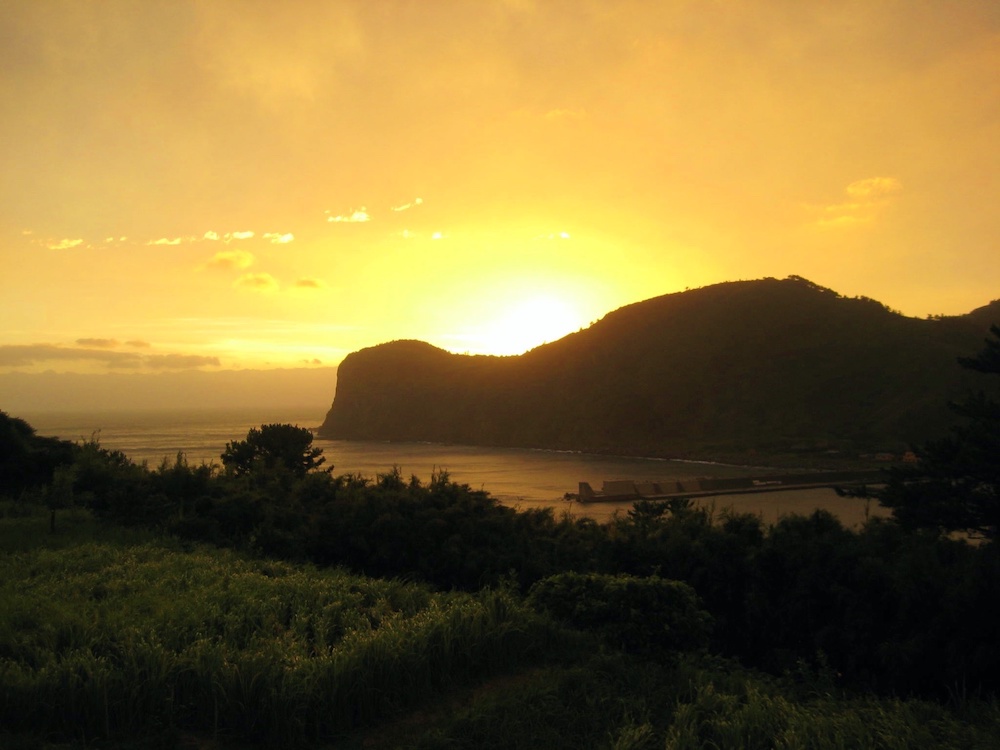 民宿 くちのえらぶ — 鹿児島・口永良部島 · 火山島の集落、海を望むサンセット