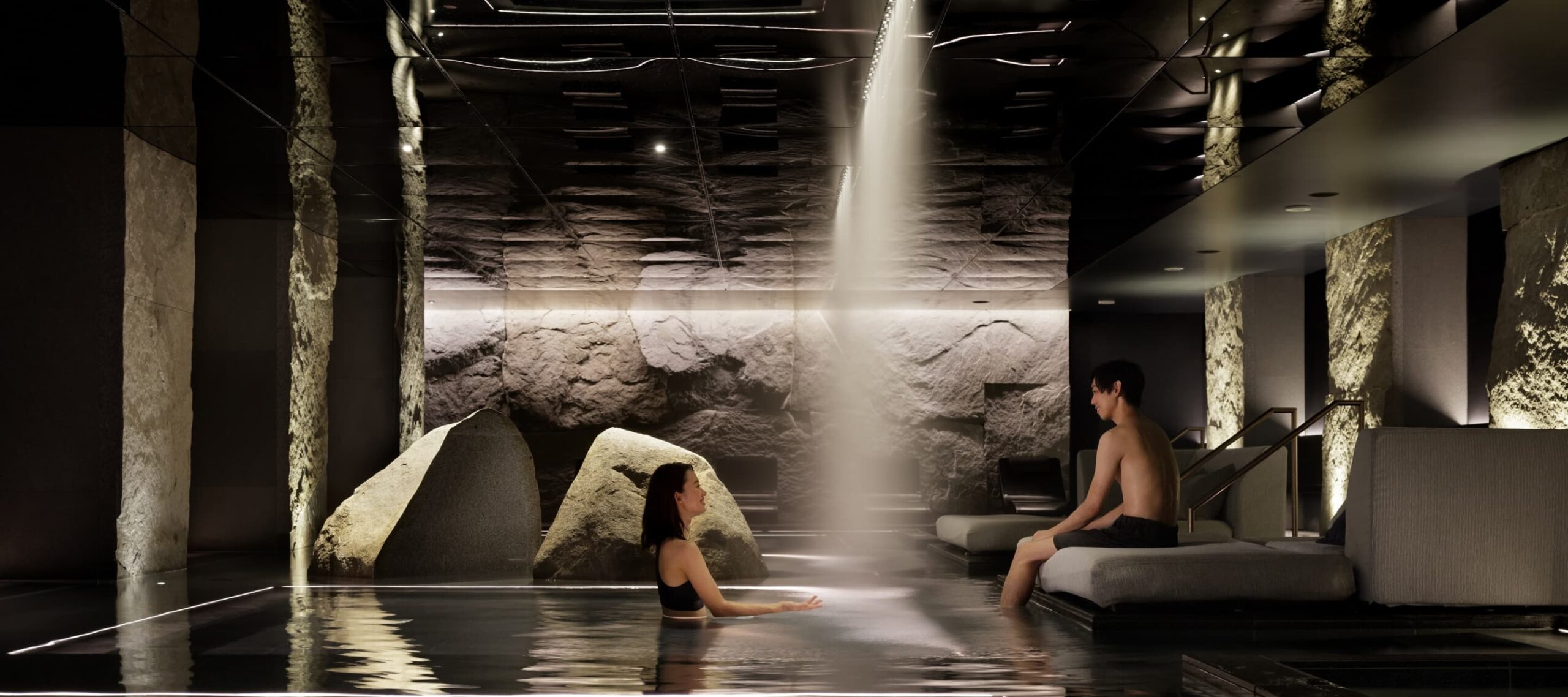 HOTEL THE MITSUI KYOTO — 京都市中京区 · サーマルスプリングSPAの水盤。京都の地下から湧く天然温泉を屋内プールへ翻訳した設計