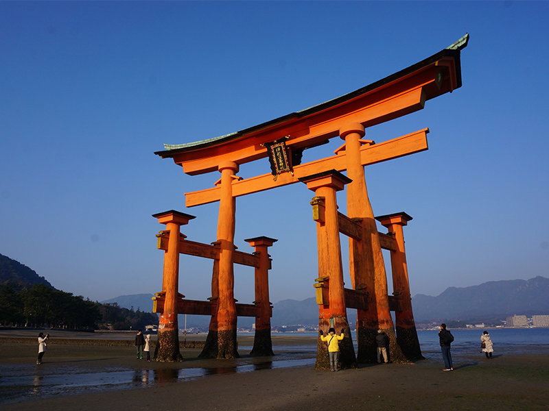 宮島の宿 聚景荘 — 宮島・厳島神社上高台 · 高台から朱の大鳥居を見下ろす客室視点