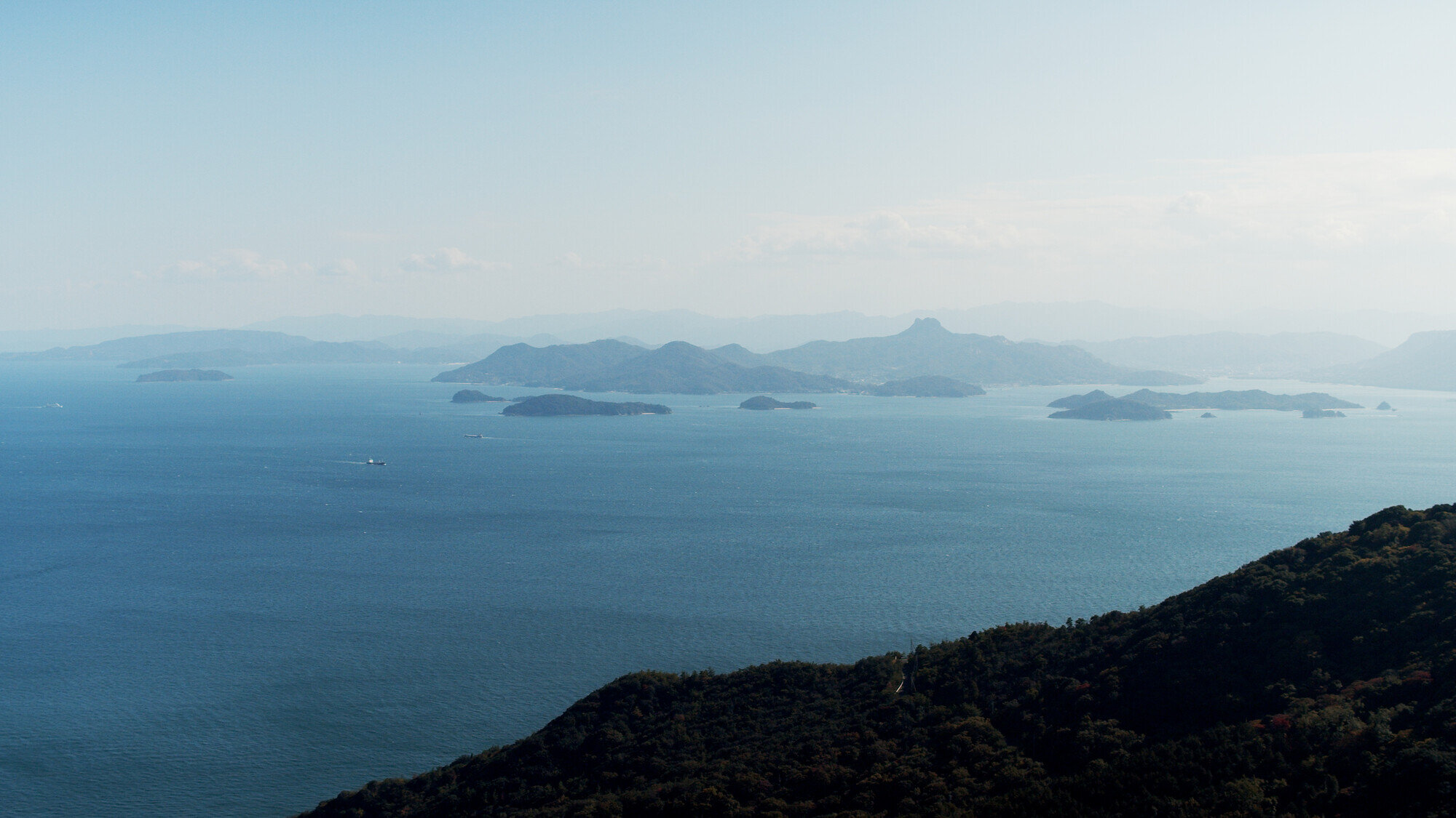 ベネッセハウス — 直島・琴弾地 · 安藤忠雄設計、瀬戸内海を望む美術館一体型ホテル