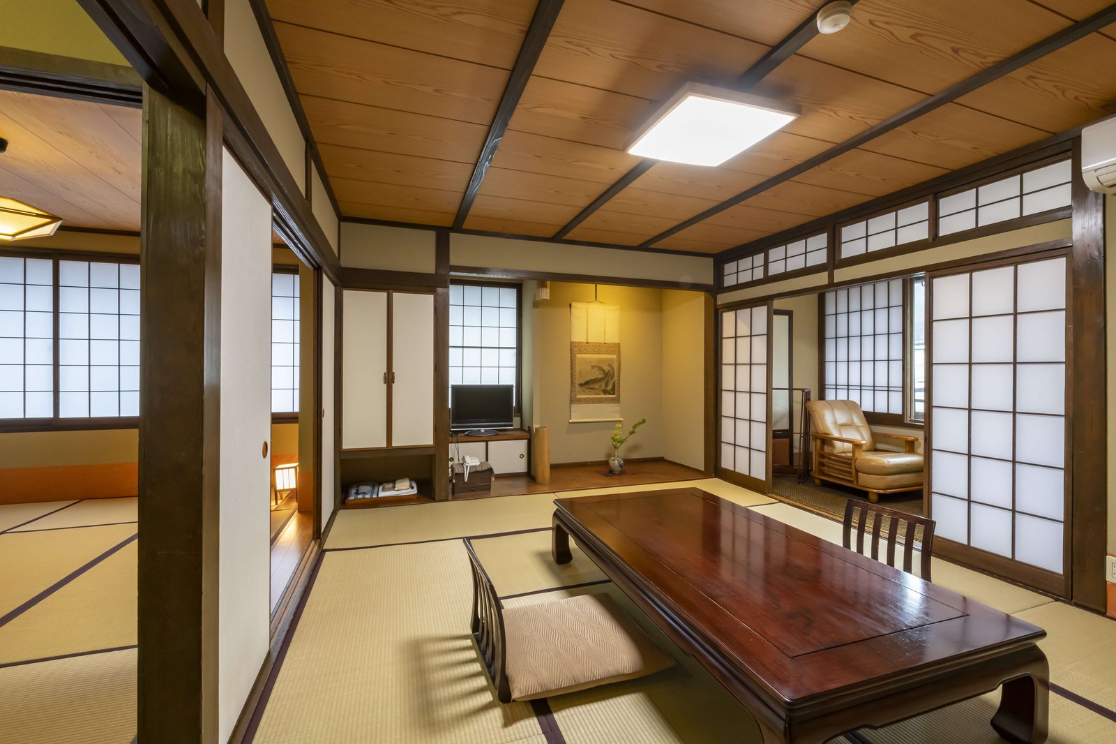 岩井屋 — 岩美町岩井温泉 · 1300年の湯と木造三階の客室