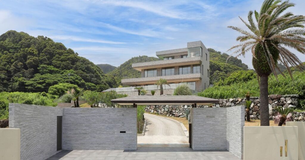VILLA SHINRA BY THE SEA — 南房総白間津 太平洋を望む海辺の邸宅