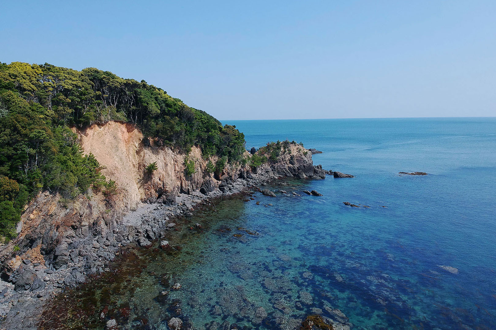 天然温泉と漁師の宿 浜栄 — 鳥羽市相差町 · 海女の集落に建つ貸切露天の小宿