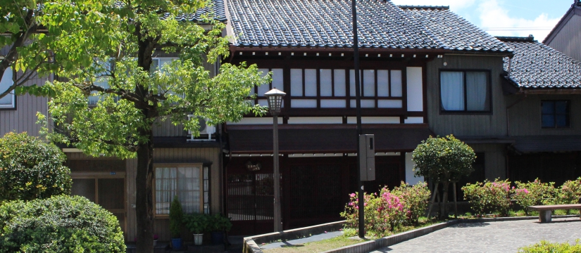 さまのこハウス — 富山県高岡市金屋町 · 町家と現代建築を融合した一棟貸し
