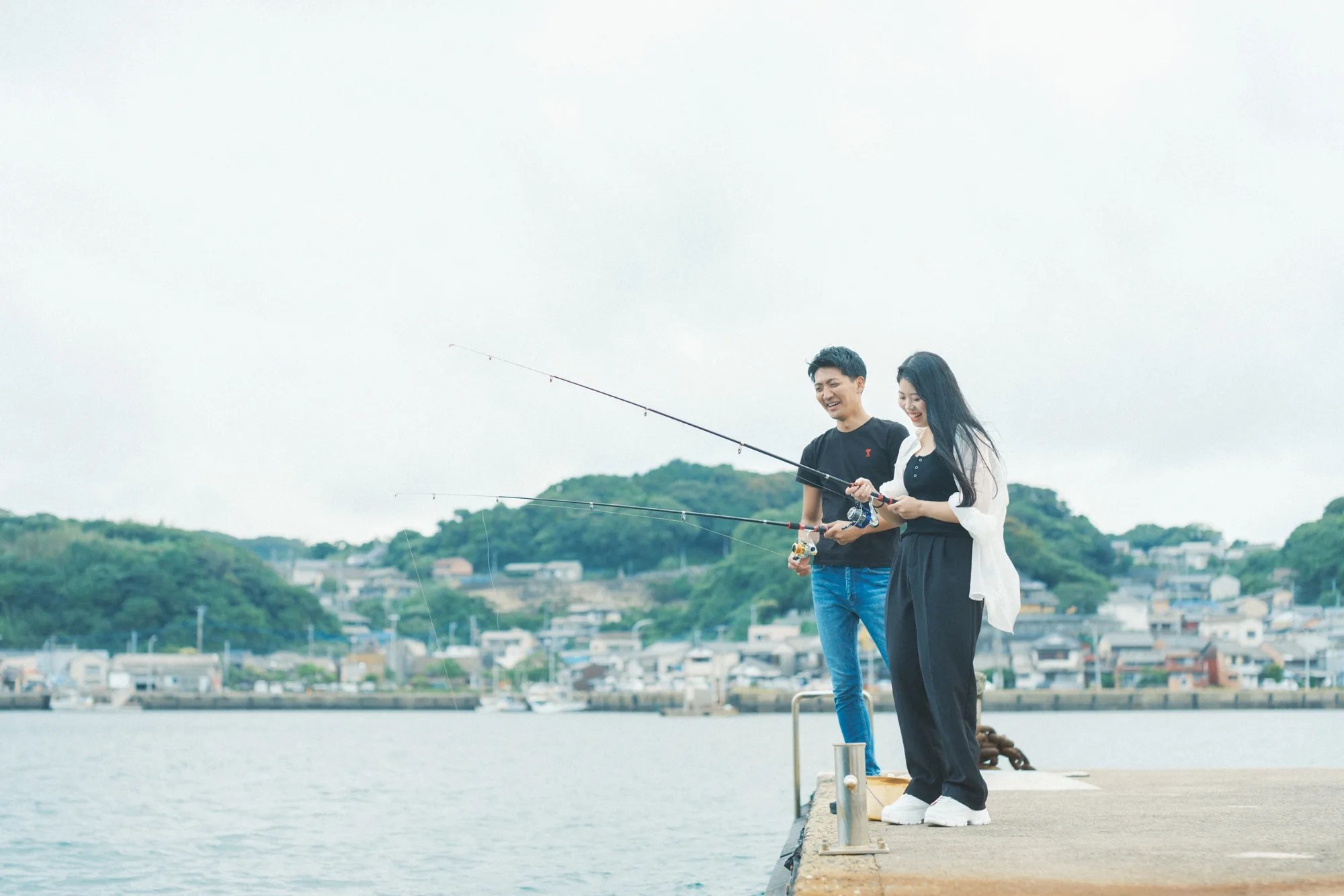 THE TRAILERHOUSE VILLAGE 呼子 SEASIDE — 唐津市呼子町殿ノ浦 · 玄海国定公園の海岸線に12棟の大型トレーラーが並ぶヴィラ型グランピング