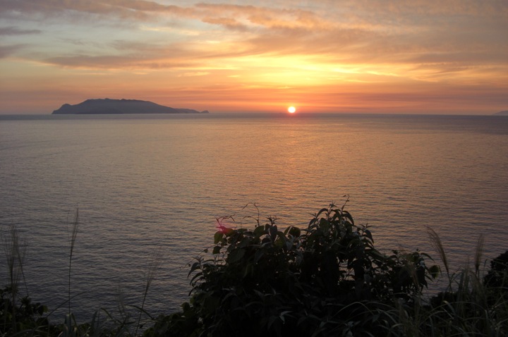 民宿 湊楽〜そら〜 — 屋久島・一湊 · 漁港隣接、東シナ海に沈む夕日のテラスを2室で分け合う家族運営の宿