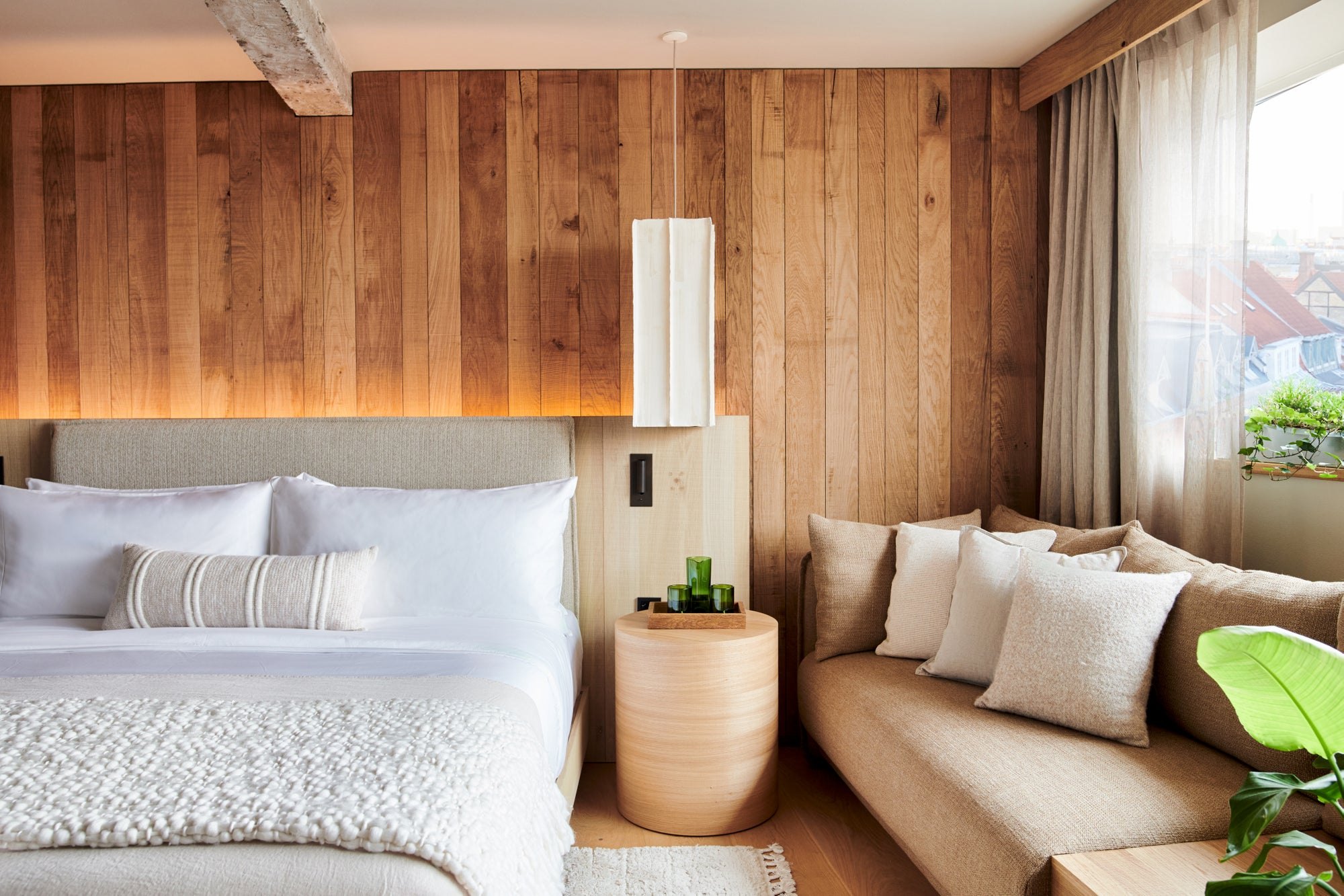 1 Hotel Tokyo — 東京・赤坂トラストタワー高層階 · 再生木材と外苑の緑を取り込んだ客室