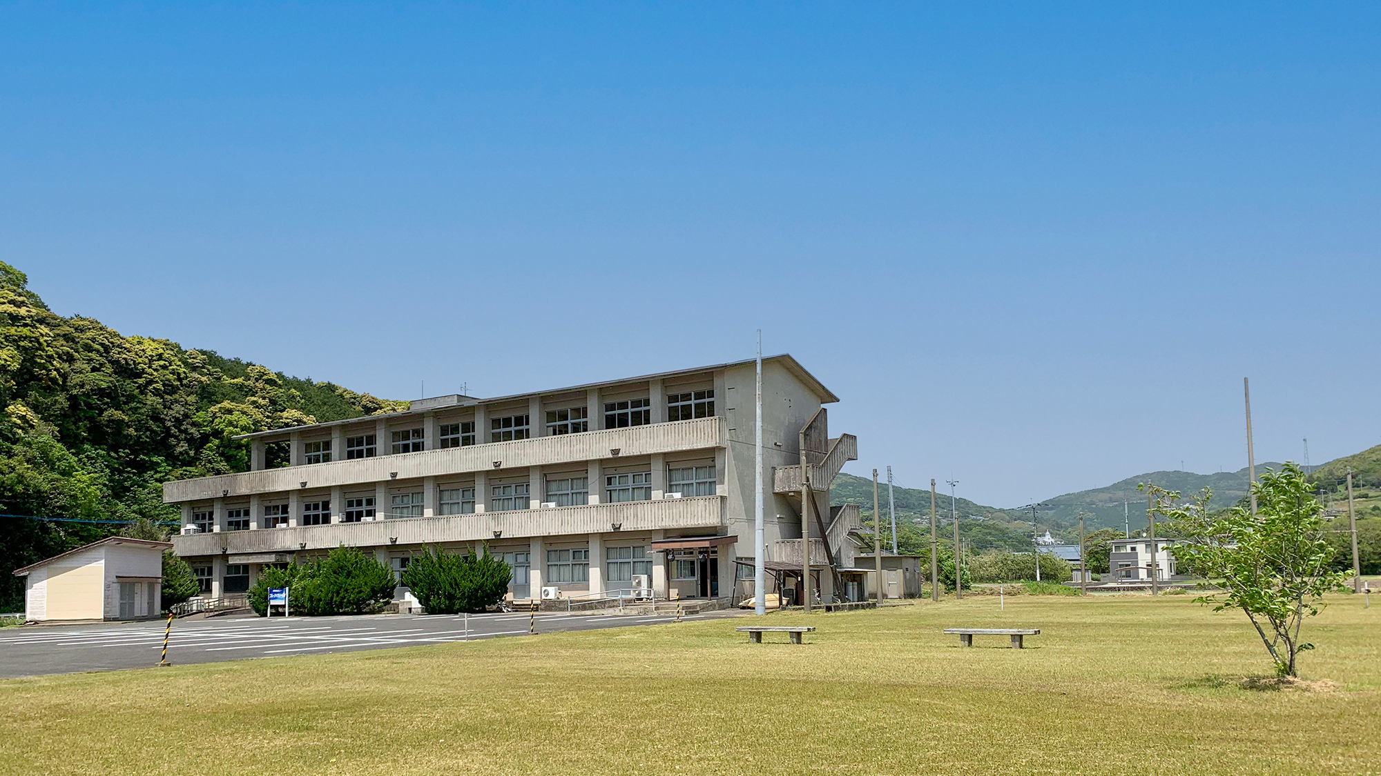 ブルーアイランド天草 — 天草町大江 · 旧大江中学校を改修した一棟貸しの交流施設、海に沈む夕陽を望む