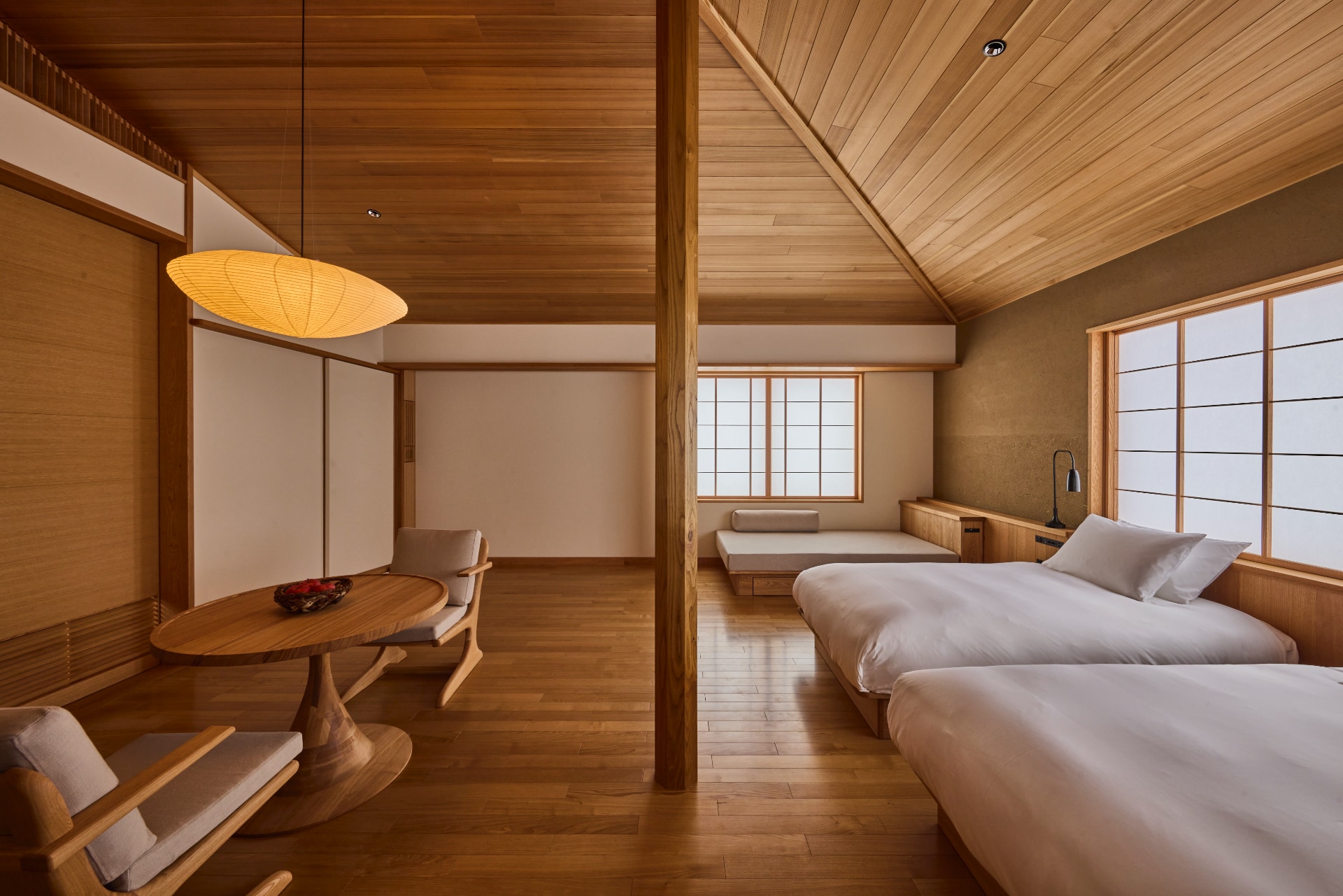 AZUMA FARM Koiwai — フォレストヴィラ客室 · 小岩井産の赤松柱と檜天井、和紙の照明
