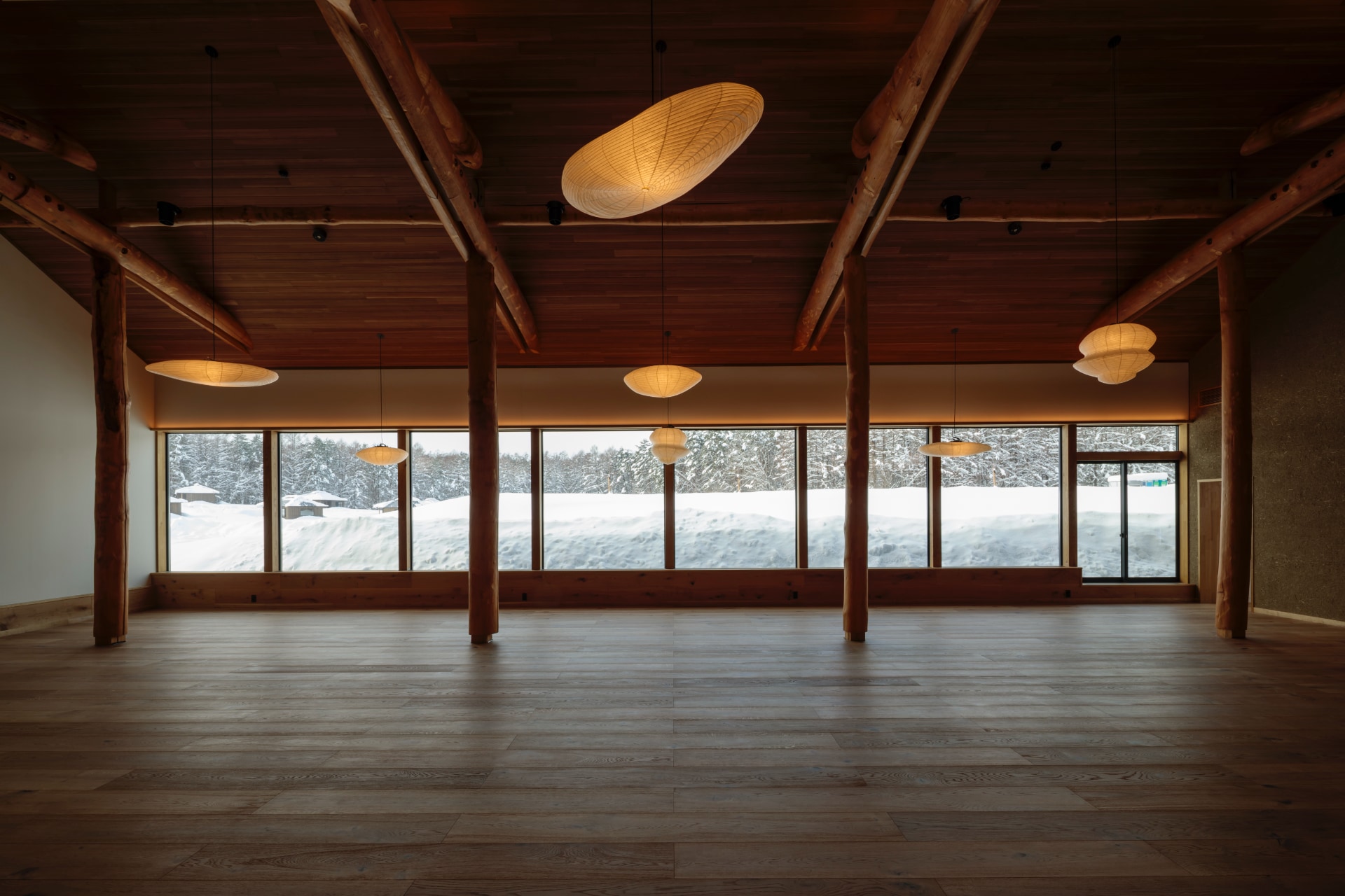 AZUMA FARM Koiwai — ラウンジ棟 · 赤松の架構と和紙照明、雪原を望む大開口
