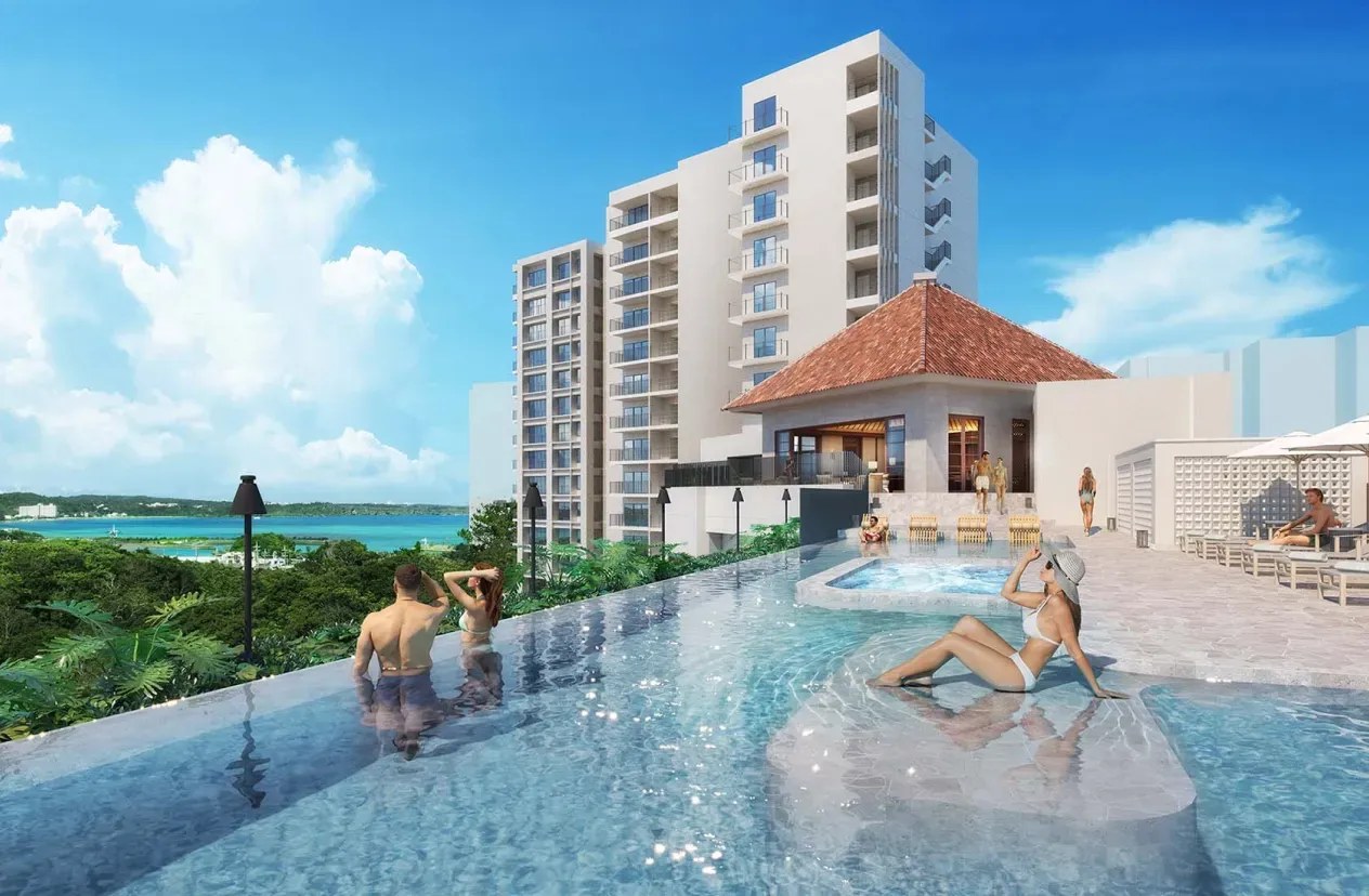 BLISSTIA SUITES & RESORT 沖縄恩納村 — 恩納村前兼久 · ラグーンへ向かう屋外インフィニティプール