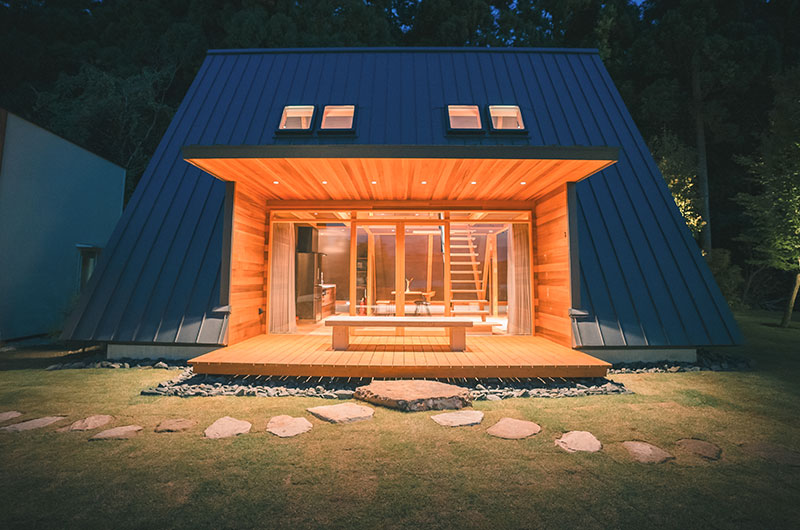 WAL'S VILLA 800 — 小浜市・飯盛 · 木立に囲まれた高台に建つ片流れ屋根のヴィラと薄暮の灯り