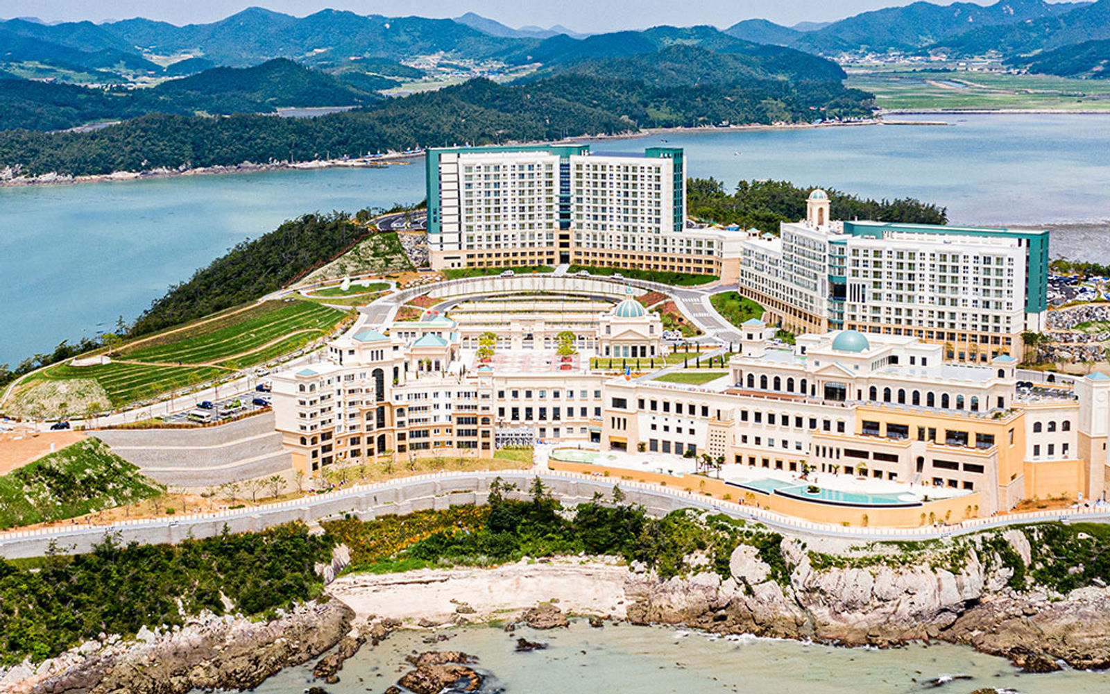 Sol Beach Yangyang — 양양・下旺山 · スペイン・コスタデルソル風の白壁赤屋根ヴィラ群、東海を望むプライベートビーチ