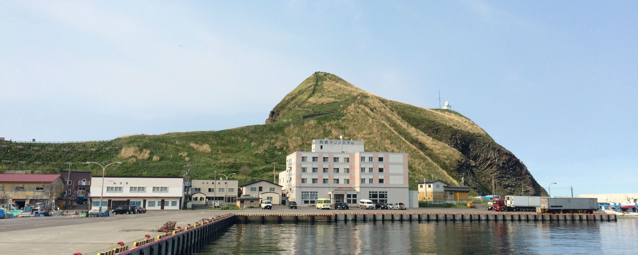 利尻マリンホテル — 利尻島鴛泊 · 鴛泊港至近、利尻富士の麓に立つ拠点ホテル