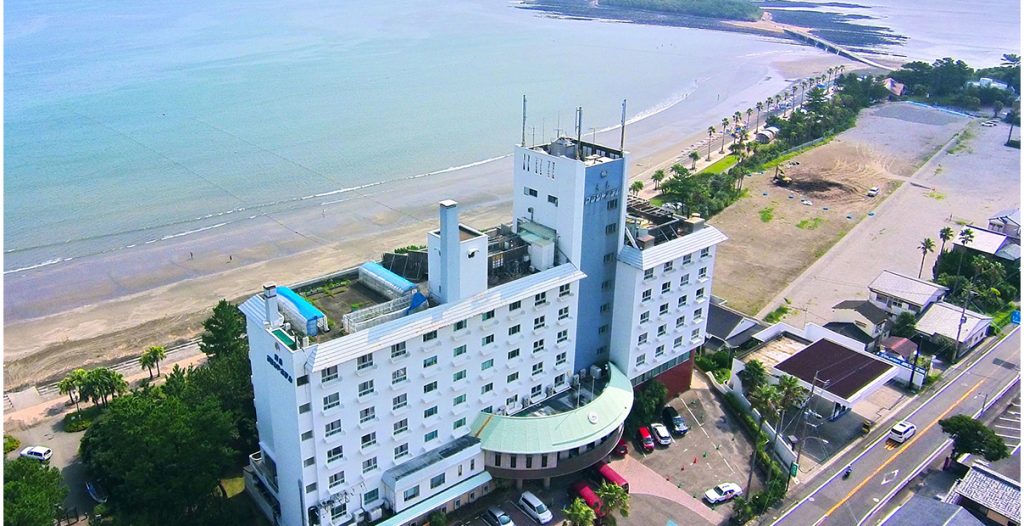 青島グランドホテル — 宮崎・青島 · 青島ビーチを目前にし、屋上展望露天から太平洋を見渡す海前の老舗温泉ホテル