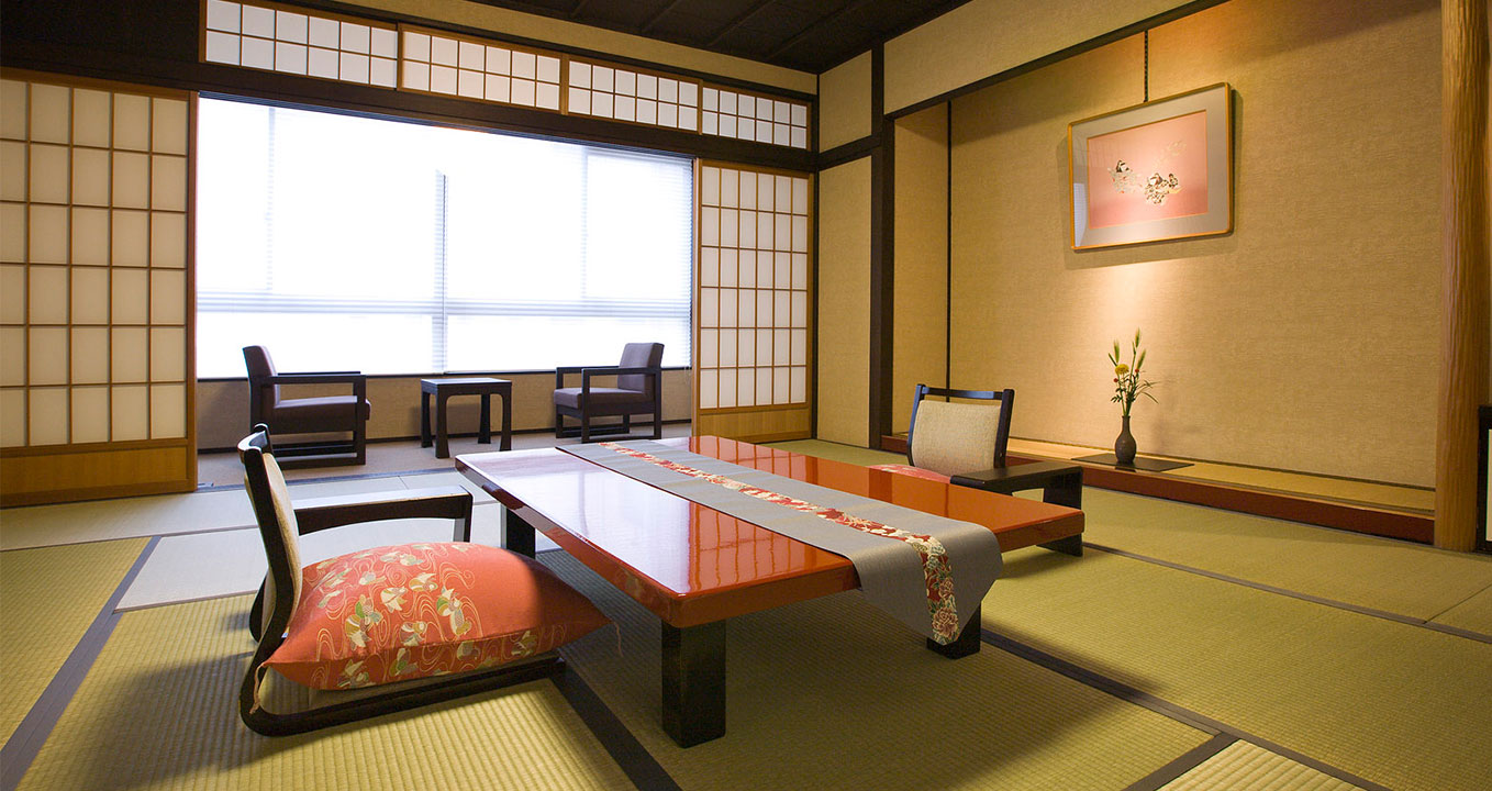 料理旅館 金沢茶屋 — 金沢・本町 · 加賀友禅を帯に掛けた和室、障子越しのやわらかな光
