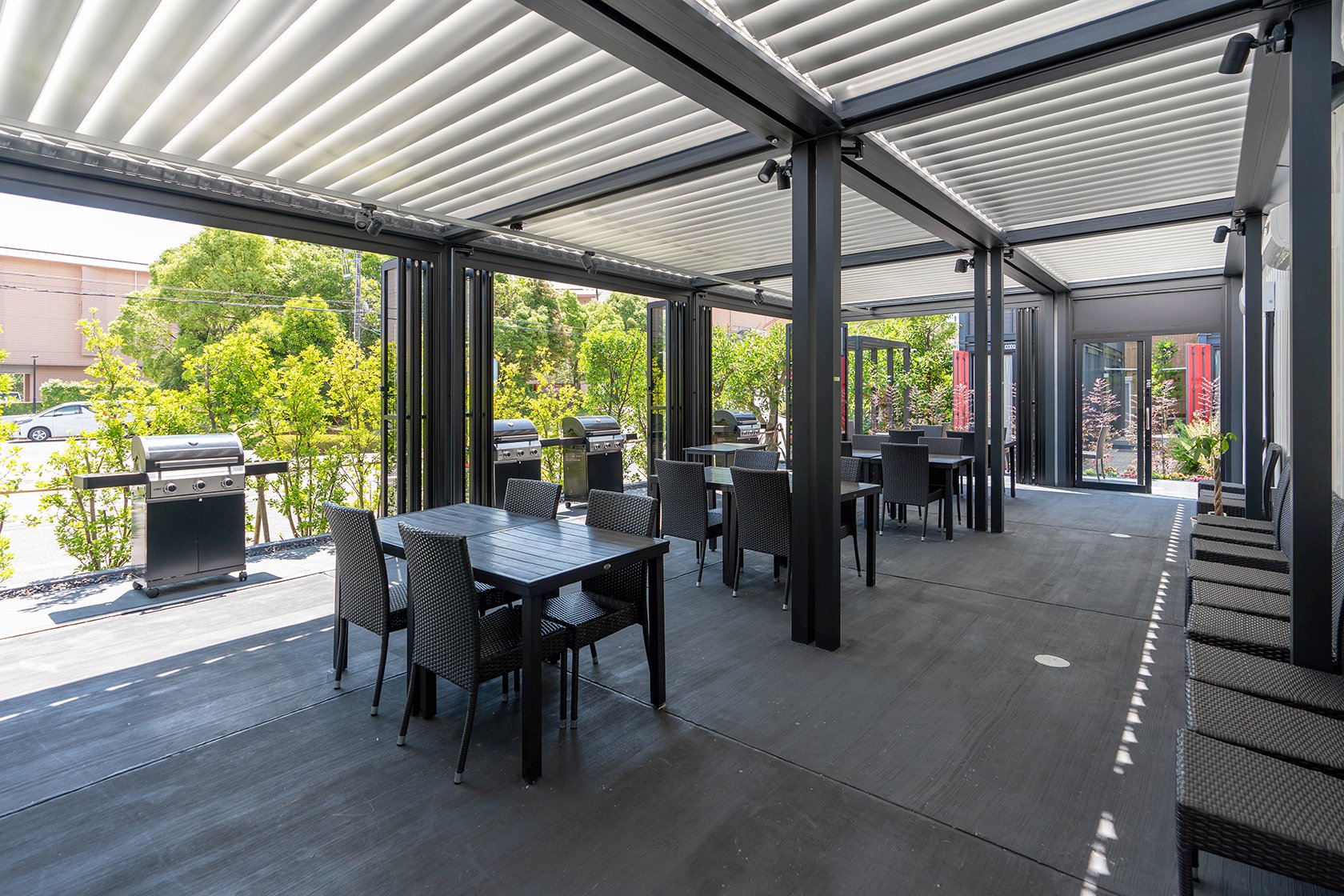 Casual Resort COFF Ichinomiya — 一宮町 · コンテナ建築の外観ディテール