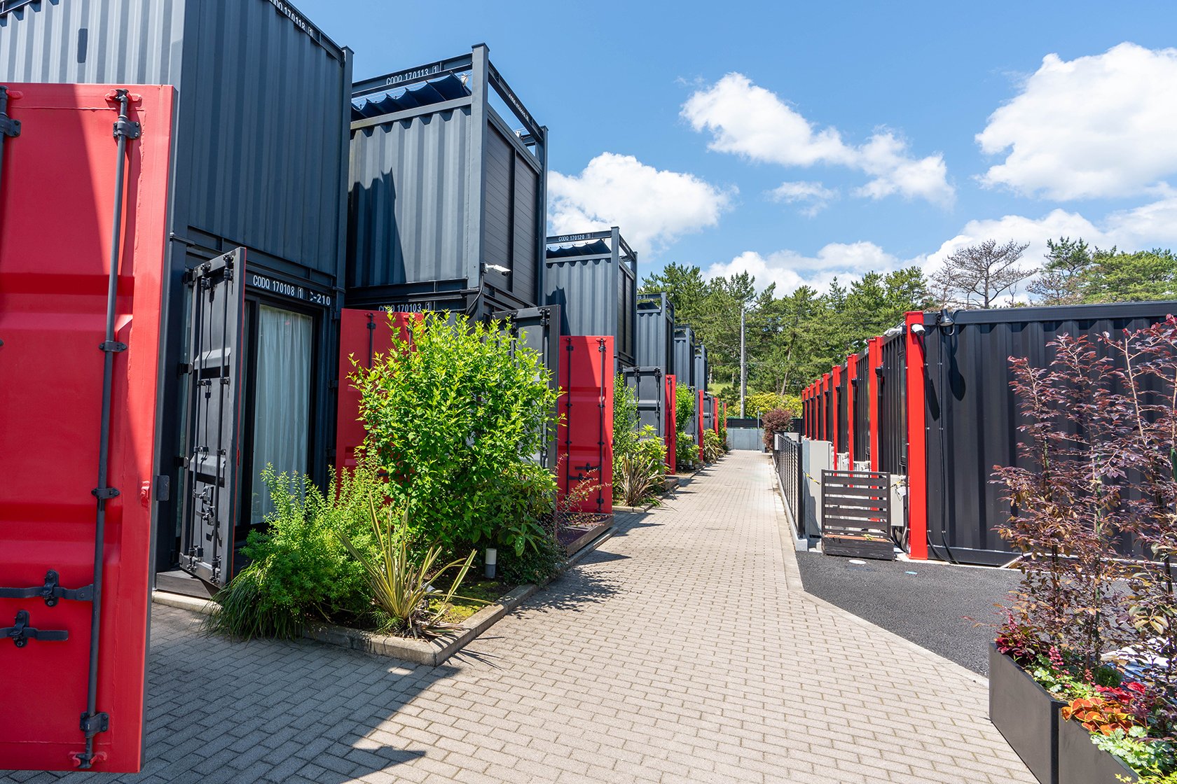 Casual Resort COFF Ichinomiya — 一宮町釣ヶ崎海岸至近 · コンテナ建築のサーフカジュアルリゾート外観