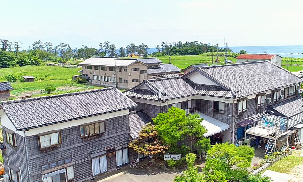 島の宿 えのめ荘 — 七尾市能登島 · 1日4組限定、いろり炉端で能登の海の幸を焼き上げる島宿