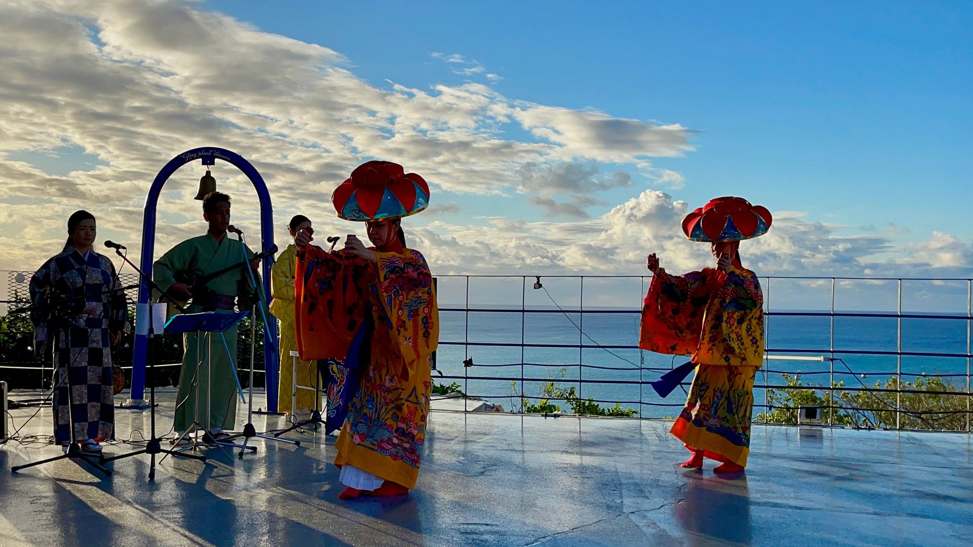 Glory island okinawa Yabusachi Resort — 南城市玉城百名 · ヤブサチ岬の高台、独立トレーラー型ヴィラの集合体