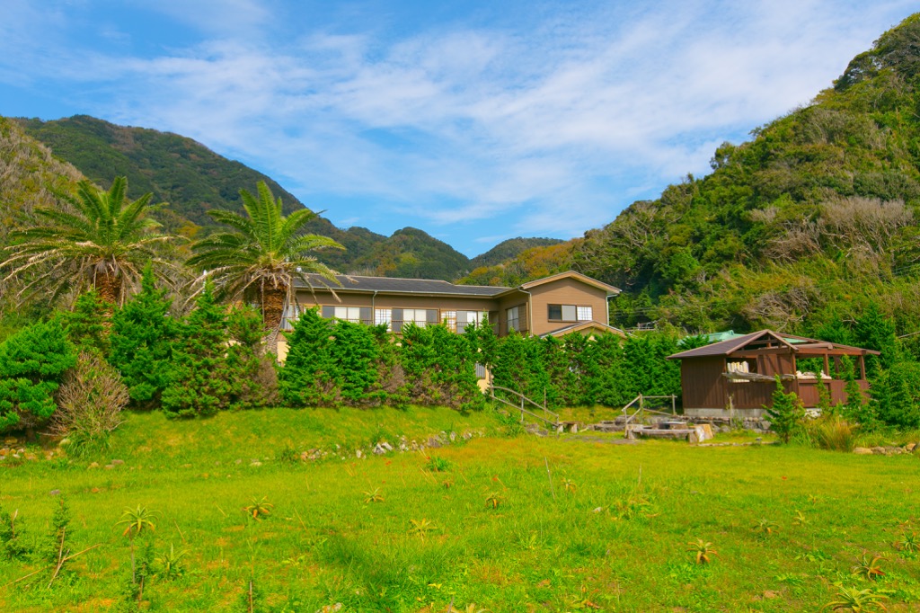 吉田亭 — 南伊豆町吉田 · 離れ 4 棟、テレビなしの料理旅館外観