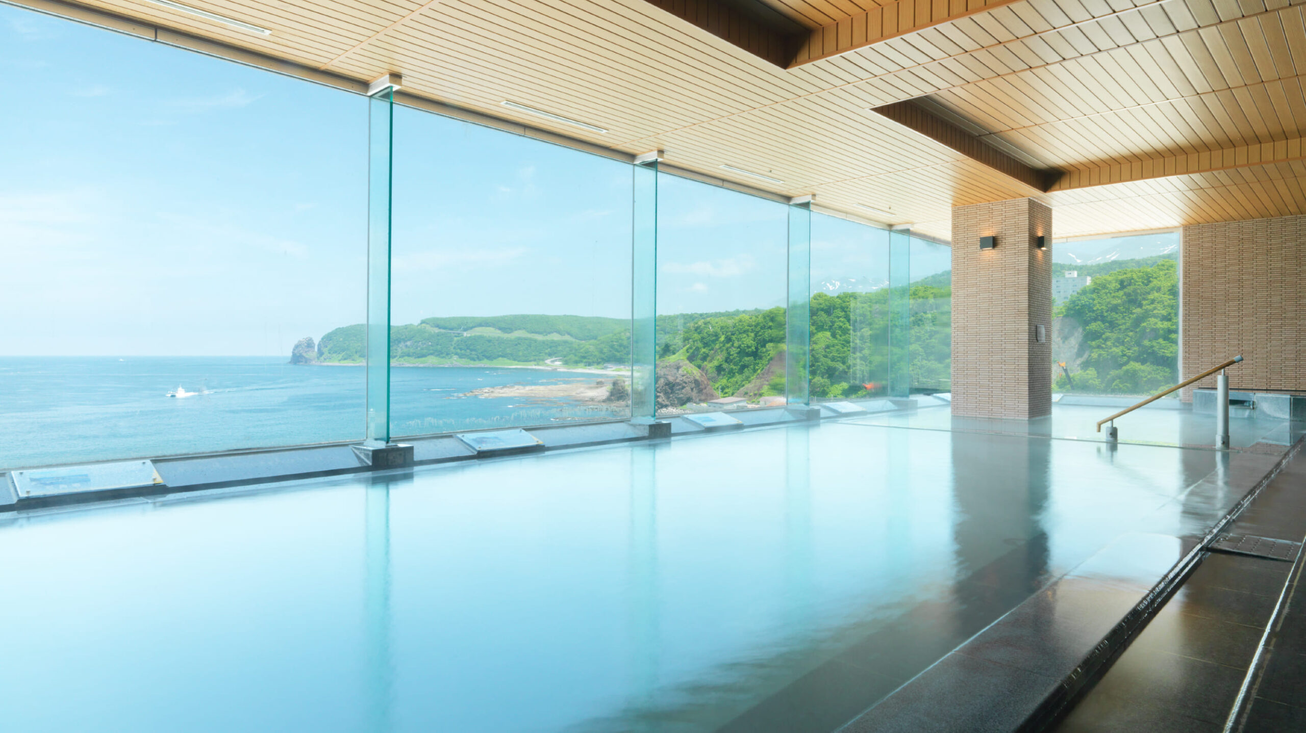 北こぶし知床 ホテル&リゾート — 北海道・斜里町ウトロ · オホーツク海を望む最上階の展望大浴場
