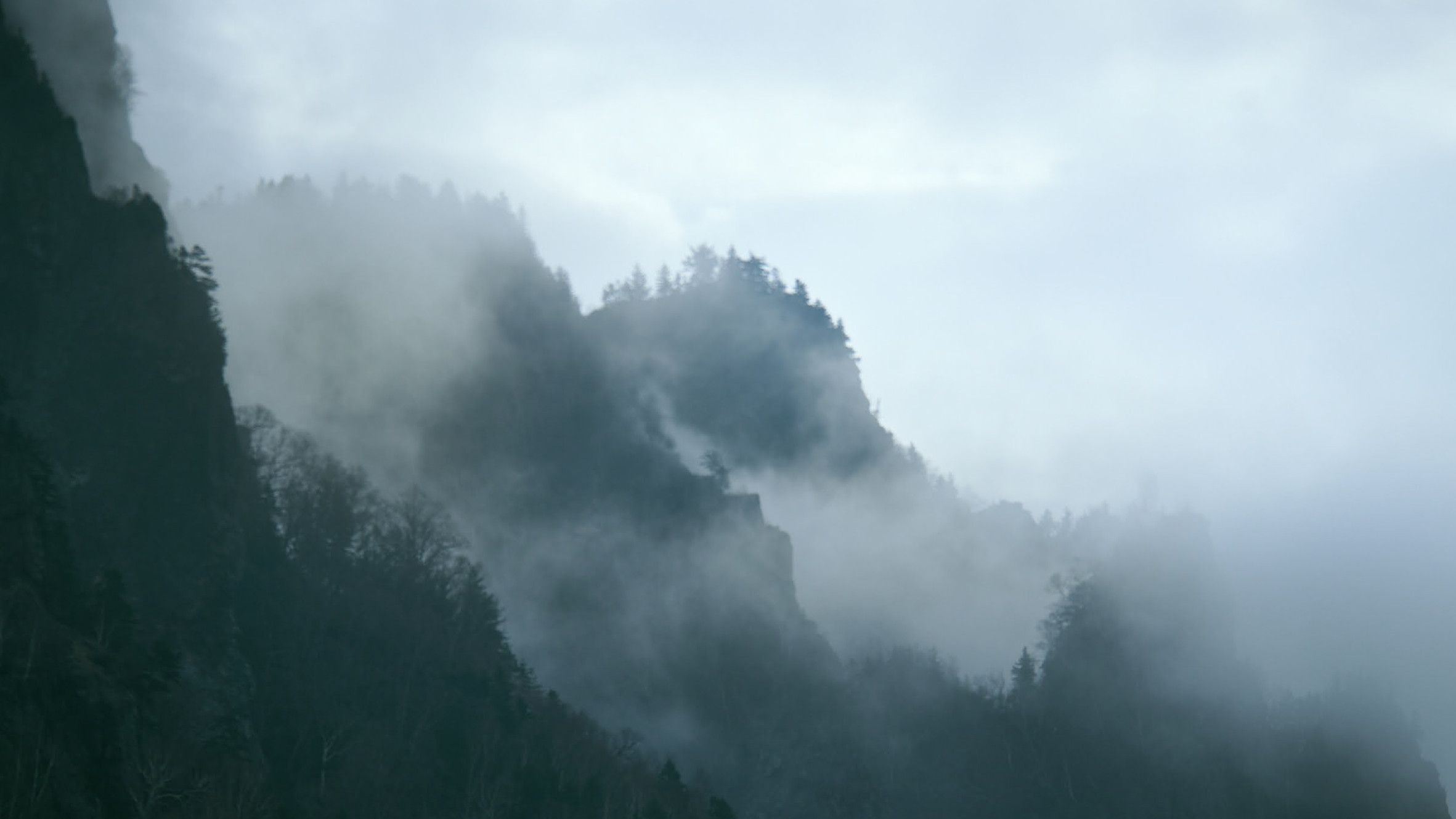 ホテル雲井 — 上川町・層雲峡 · 大雪山の渓谷に霧が流れる山岳温泉の景観