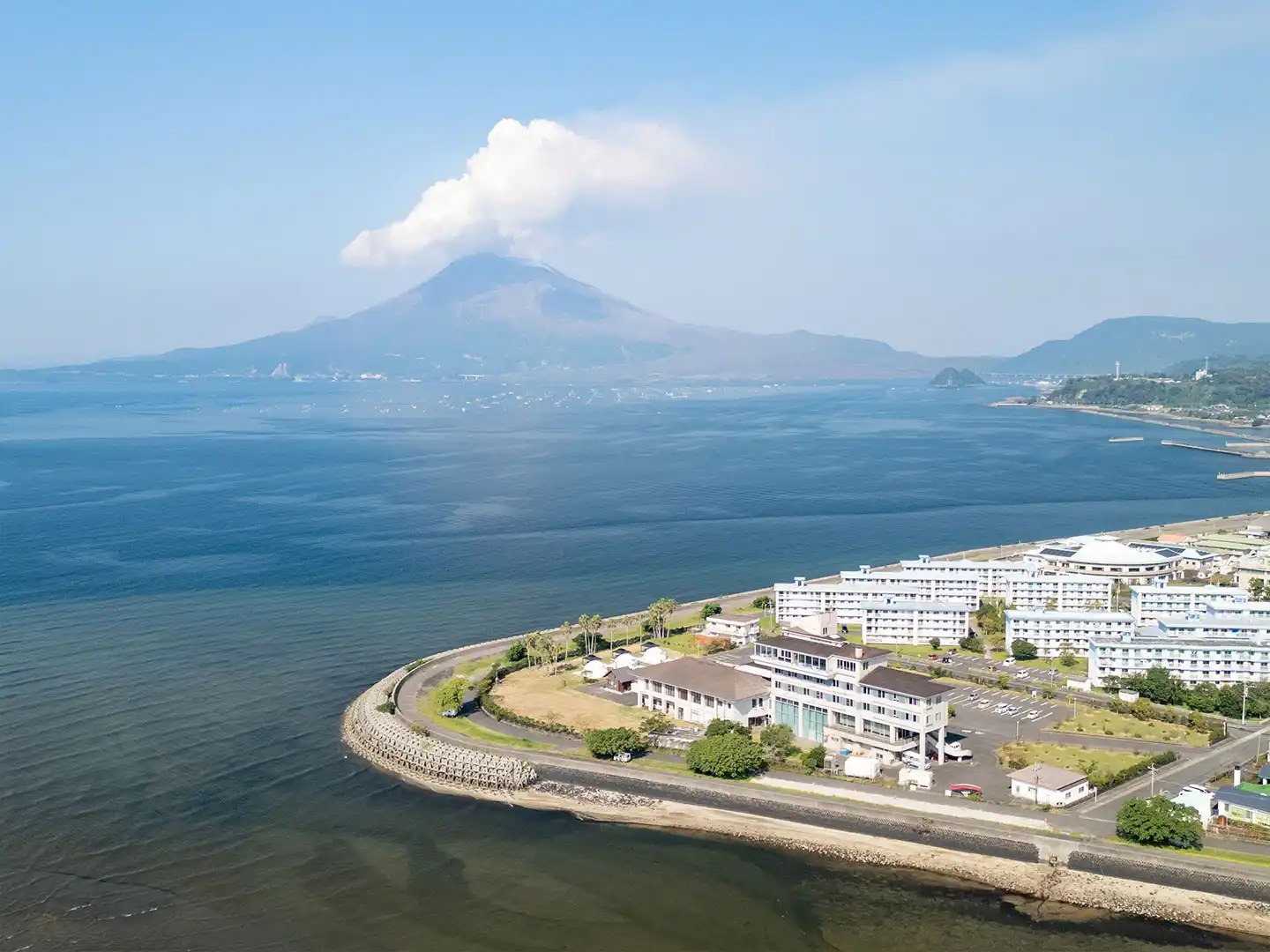 リブマックスリゾート桜島シーフロント — 垂水市錦江町 · 錦江湾の波打ち際から桜島を真正面に望む温泉リゾート