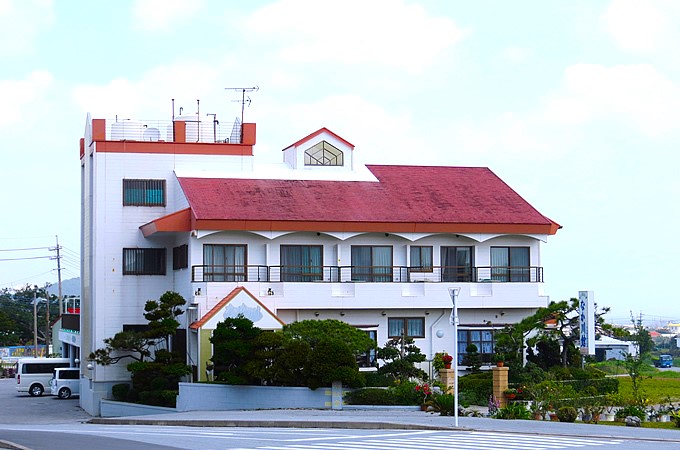 なか川館 — 沖縄・伊是名島 · 赤い屋根が目印の島中心部に建つ家庭的な宿の外観