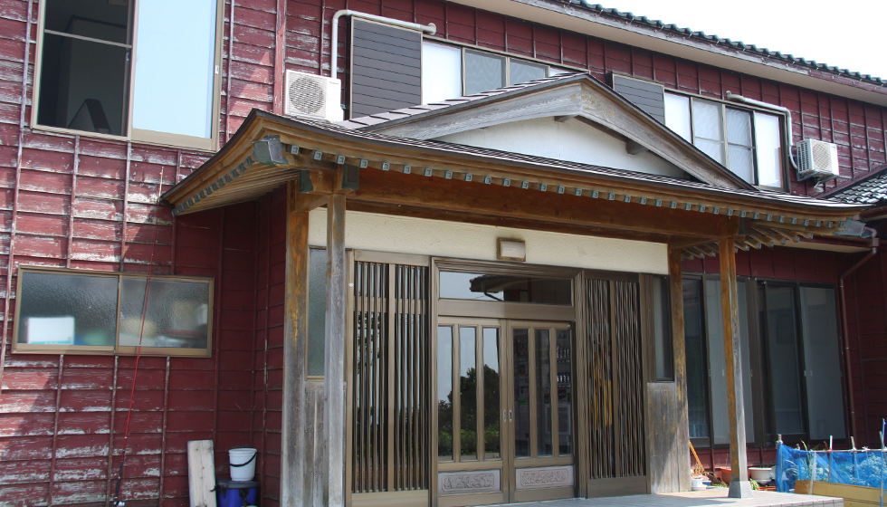 中嶋屋旅館 — 佐渡市・真更川 · 高台から海を見下ろす漁師経営の9室旅館