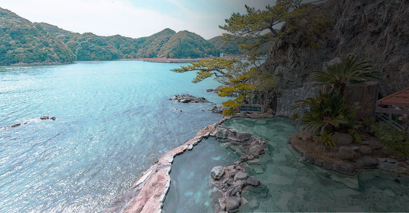 碧き島の宿 熊野別邸 中の島 — 那智勝浦・中の島 · 船でしか渡れない離れ島の温泉宿