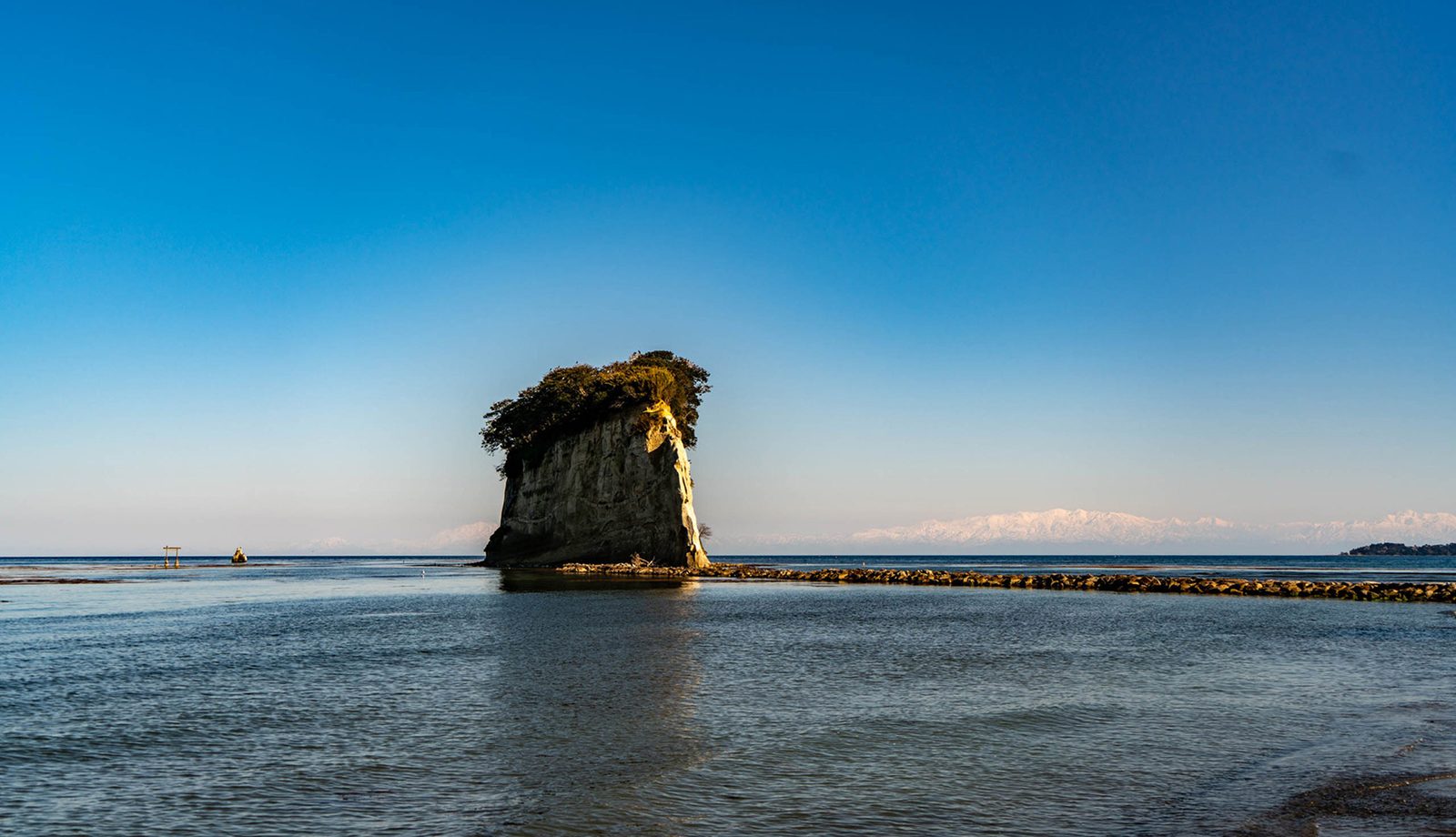 珠洲温泉 のとじ荘 — 珠洲市宝立町 · 見附島を目前に望む日本海沿いの公共の宿