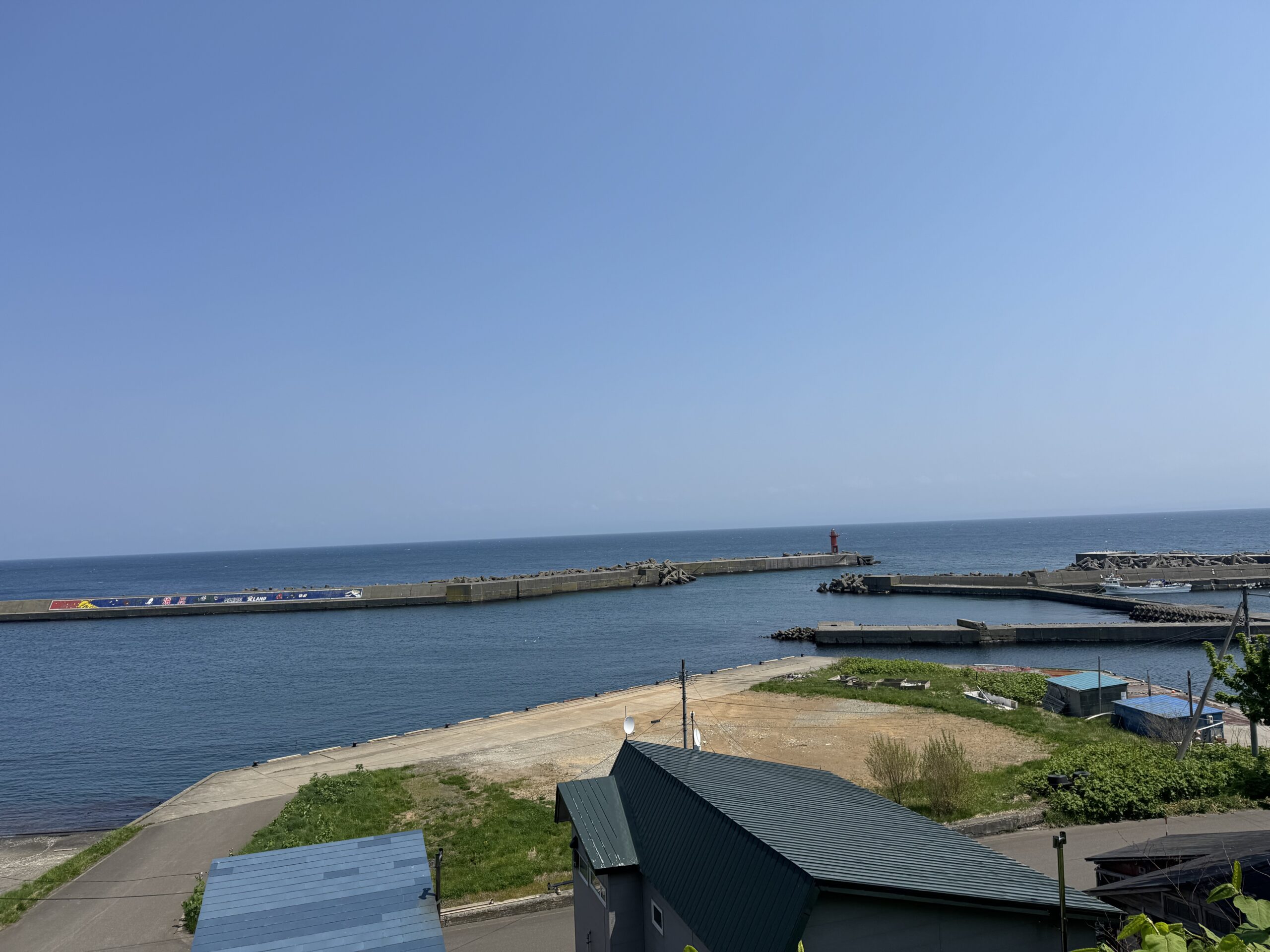 布目旅館 — 北海道焼尻島 · 港を見下ろす高台に建つ旅館