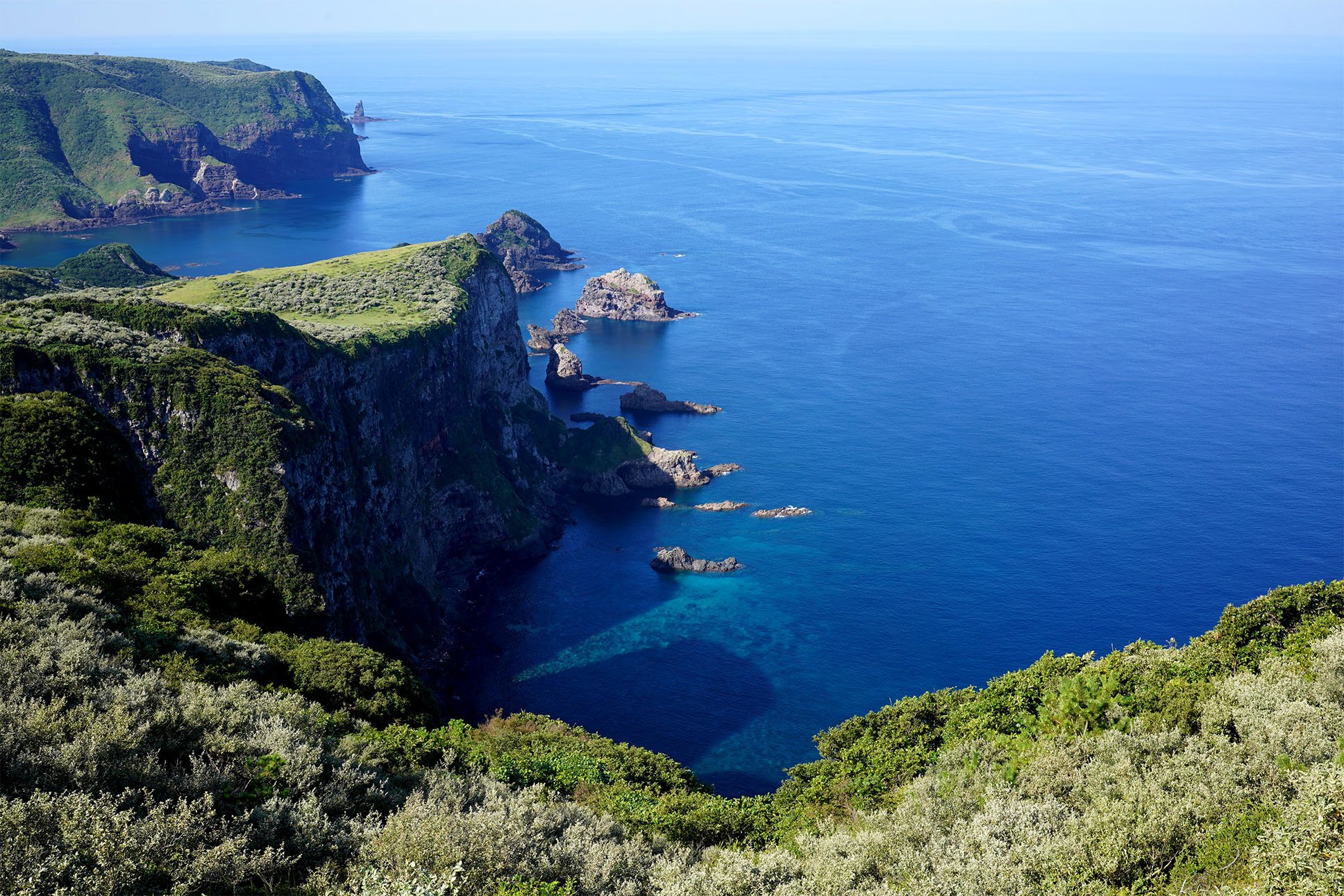 国賀荘 — 西ノ島・国賀海岸 · 摩天崖を擁する浦郷の高台に立つ海鮮料理の宿